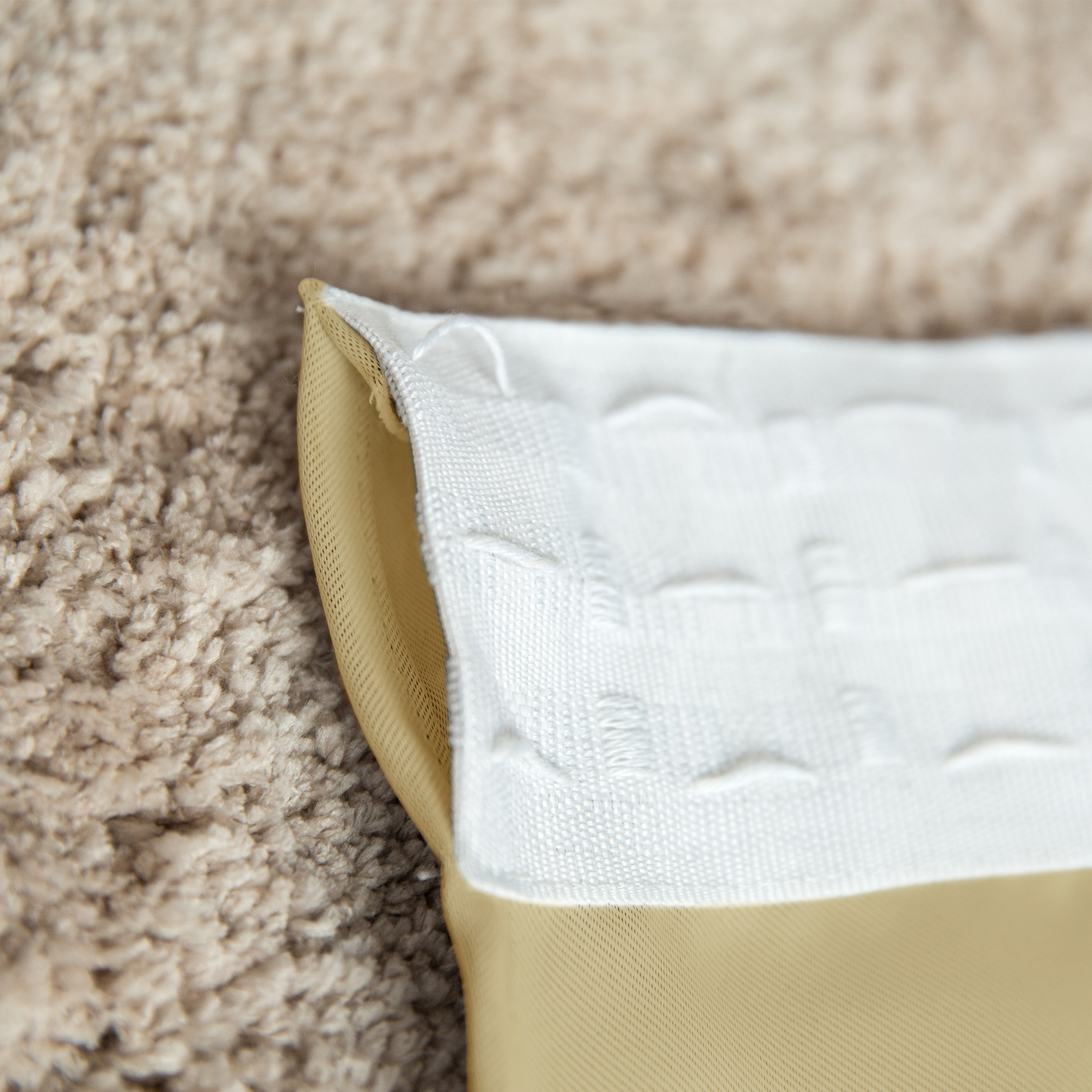 slider_image_e69604da20ee4e3f8a4595e5ca01c859 Nahaufnahme eines Vorhangs mit Kräuselband auf einem Teppichboden