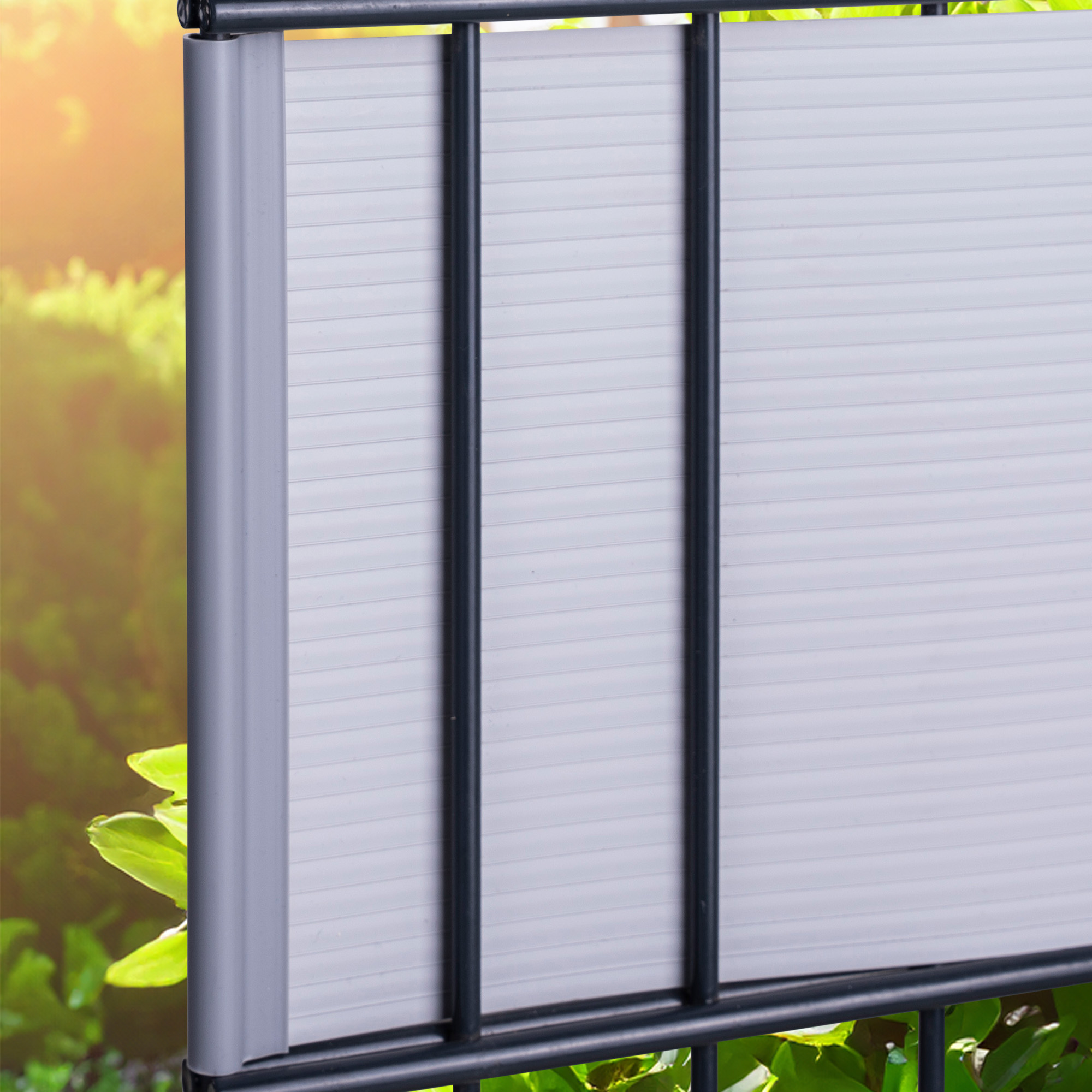 slider_image_019514848a6274cf854219f09b497b30 PVC Sichtschutzstreifen an Metallzaun befestigt mit Clips