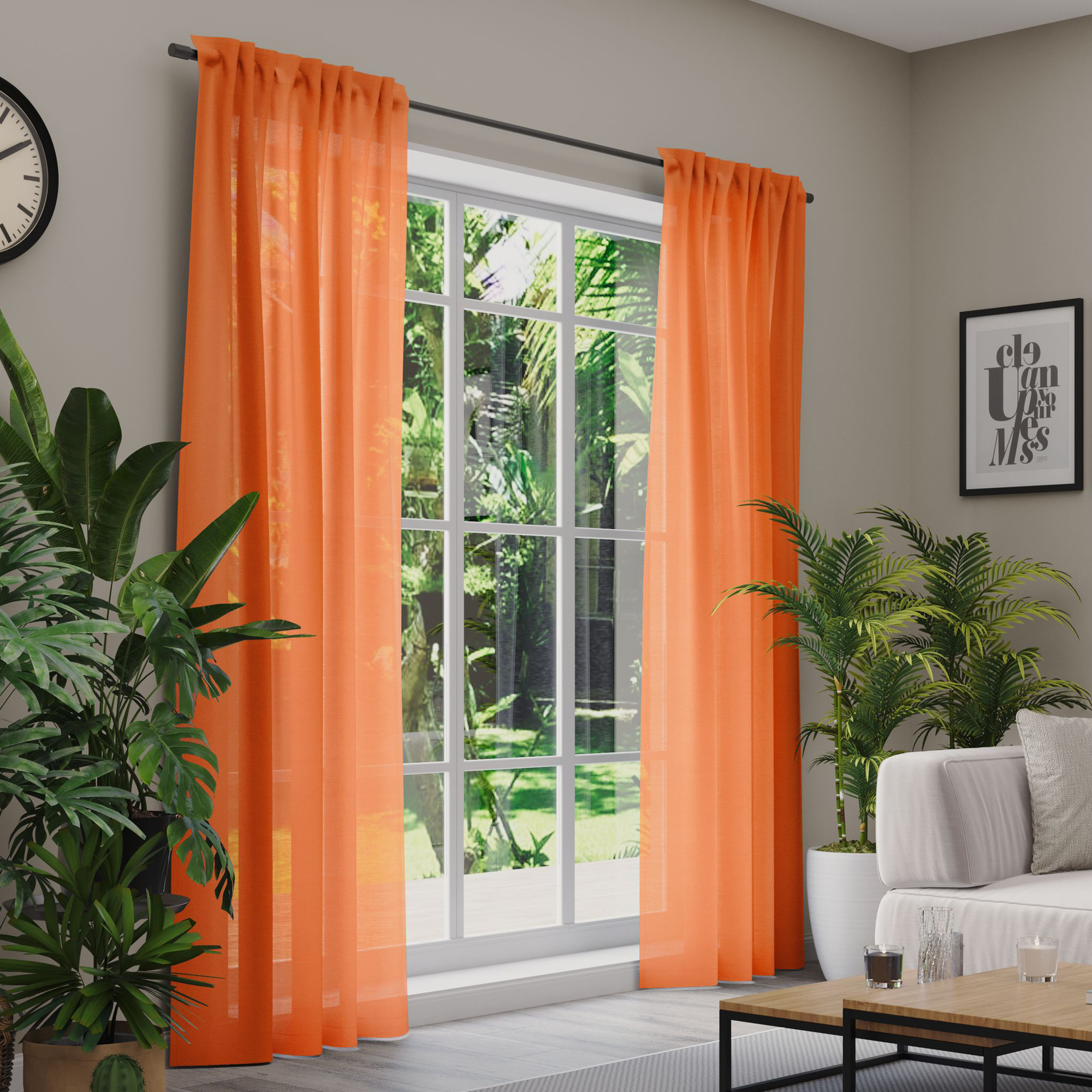 Gardinen an einem Fenster in einem Wohnzimmer mit Pflanzen und Möbeln