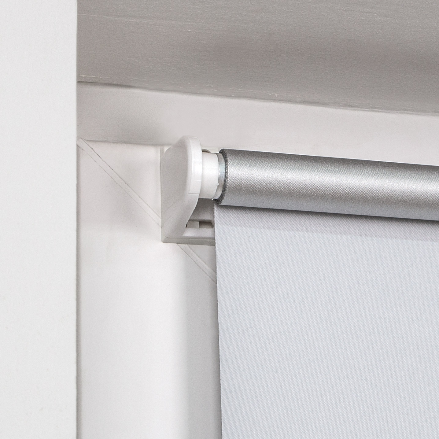 Rollosystem an der Wand montiert, zeigt Halterung und teilweise abgerolltes Material