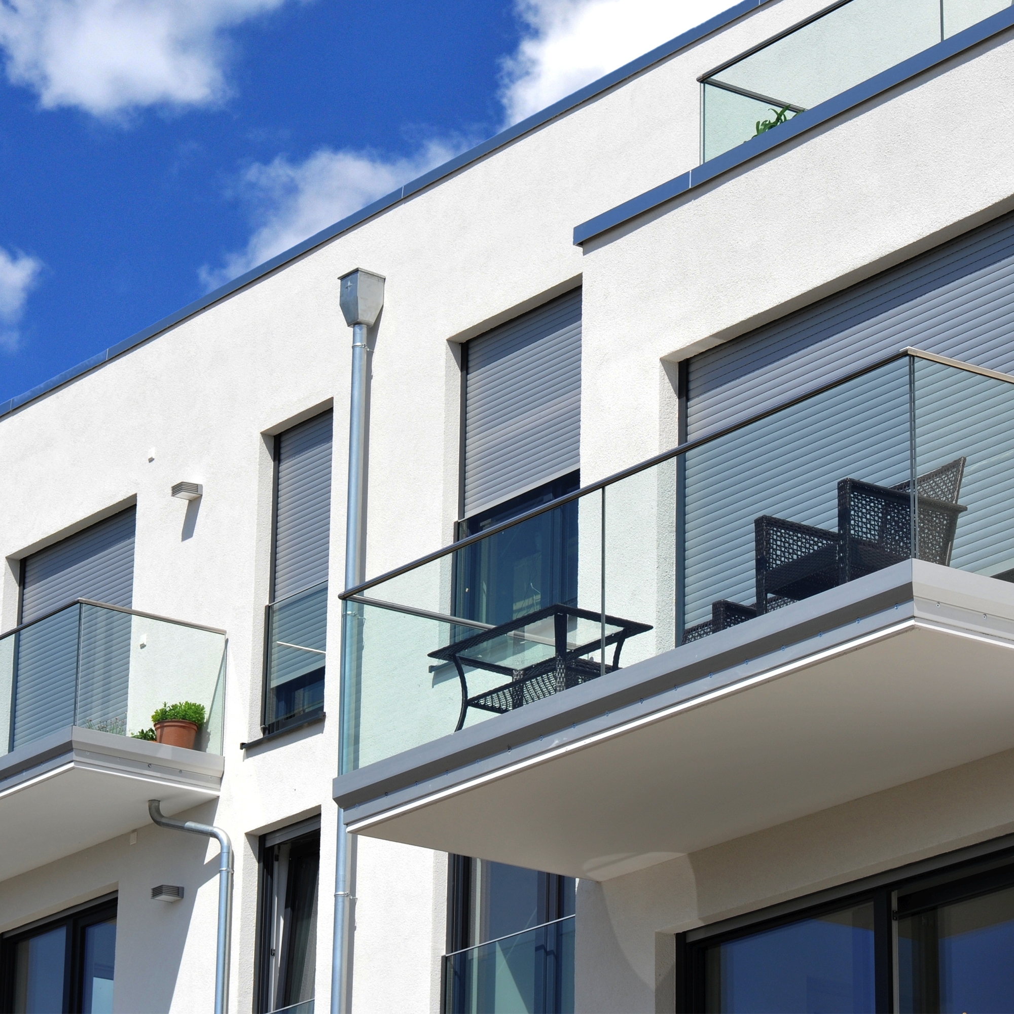 Moderne Wohngebäude mit Balkonen und Glasgeländern
