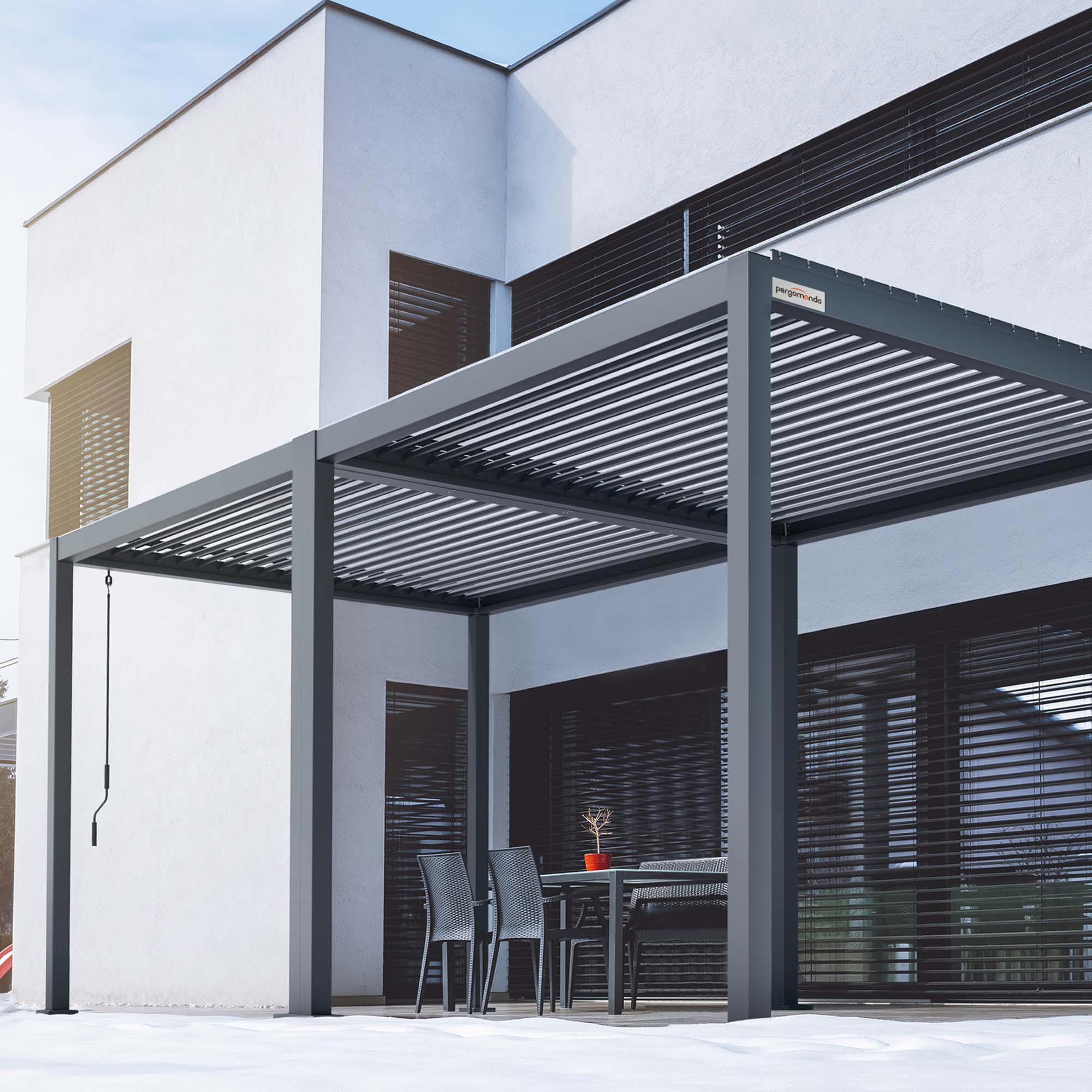 Pergola mit verstellbarem Lamellendach vor einem modernen Gebäude