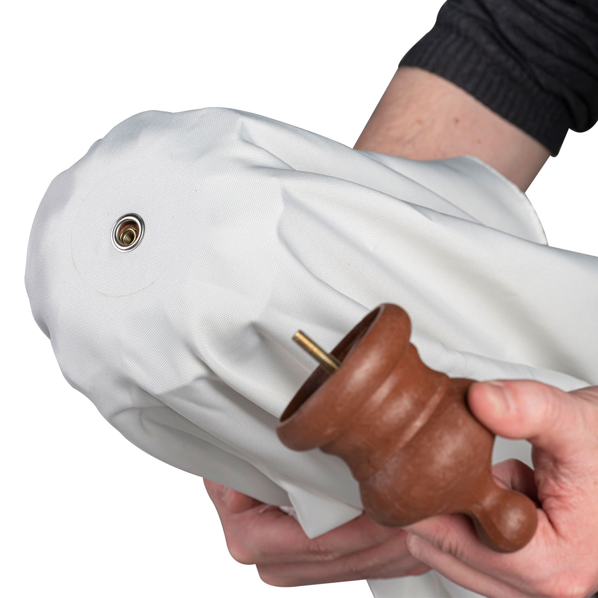 slider_image_49c66432f5e447048af54ca6baa942ad Person hält Sonnenschirmbespannung und Holzteil für knickbaren Sonnenschirm