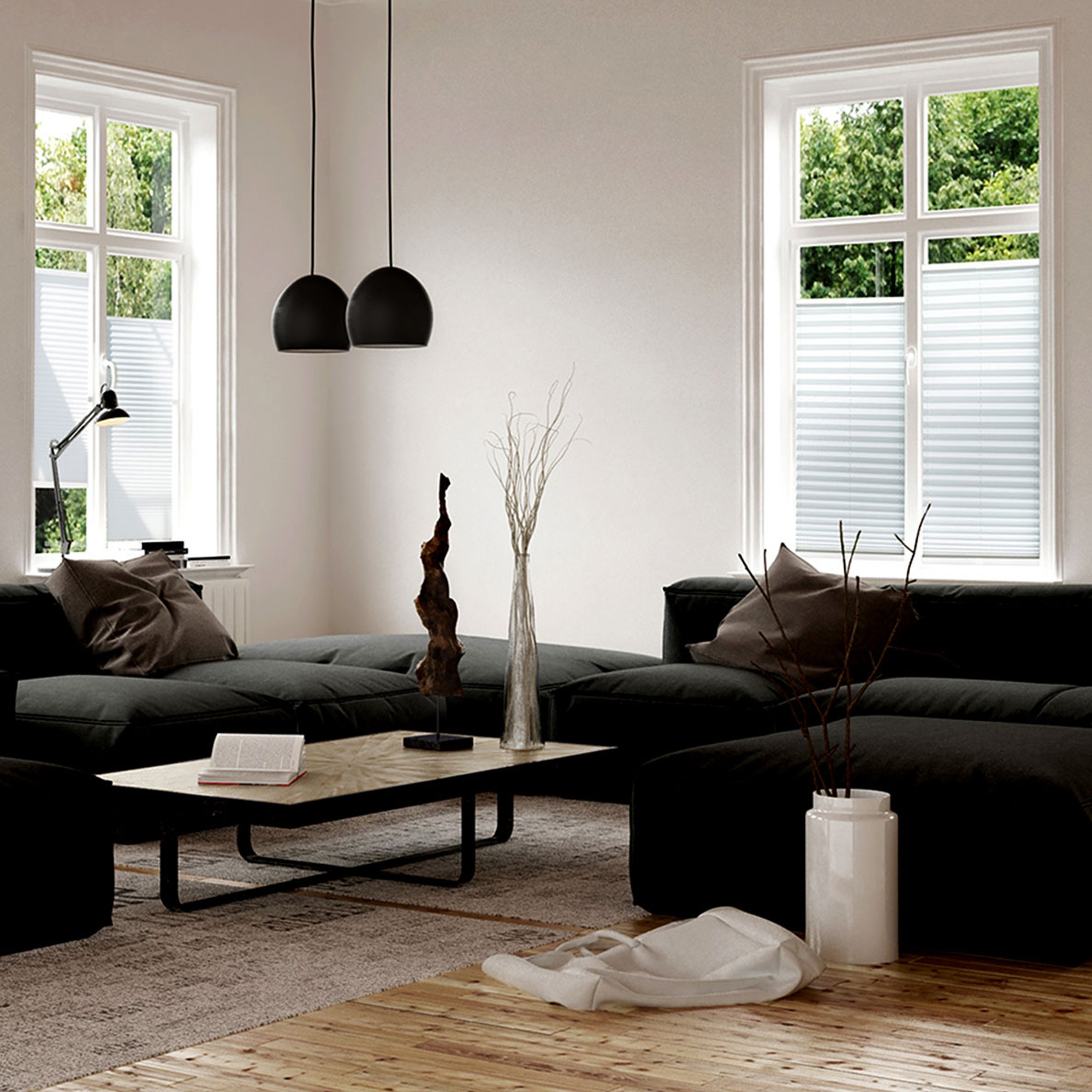 Wohnzimmer mit Sofas, Couchtisch, Fenster mit Plissees, Lampen und Dekorationen