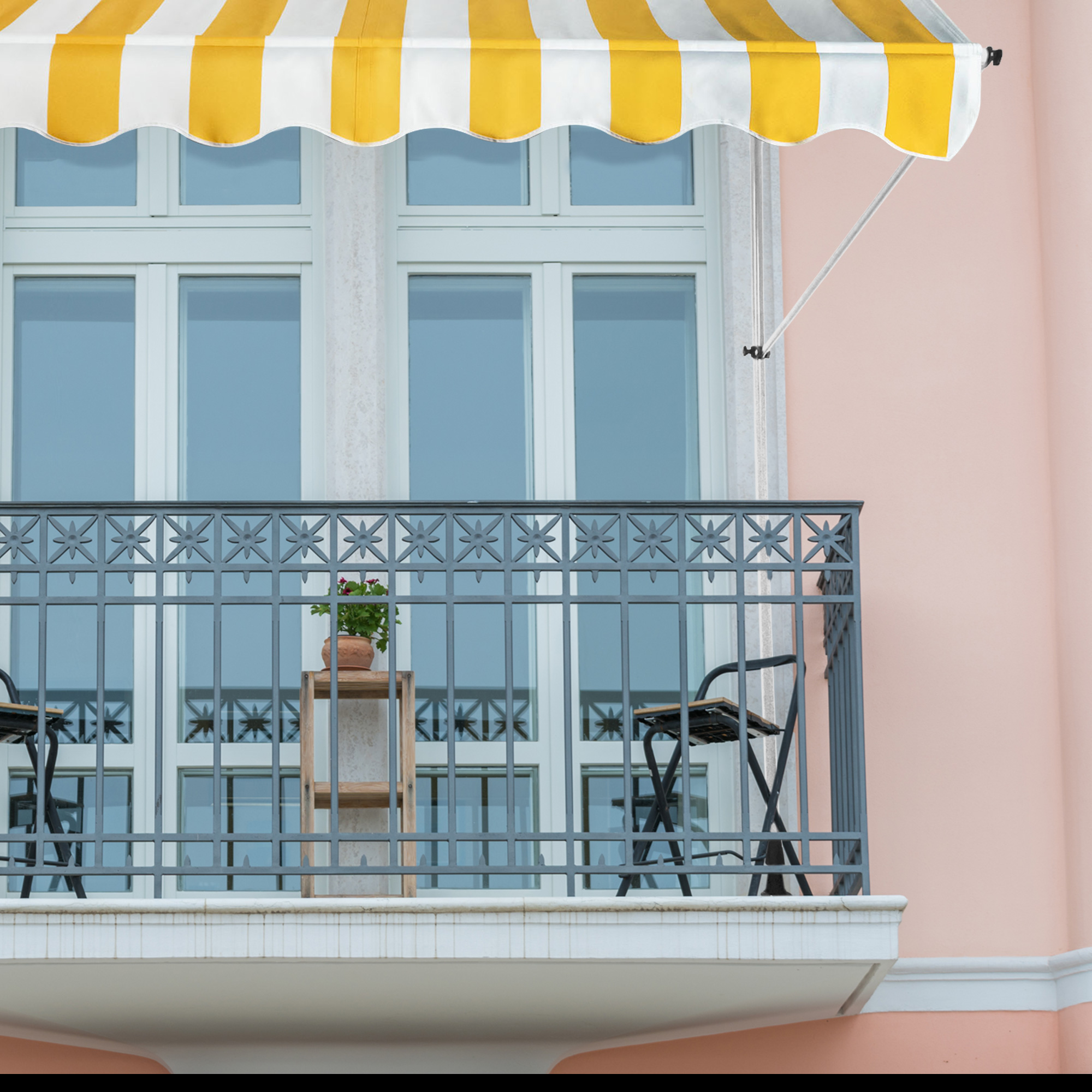 Klemmmarkise über Balkon mit Tisch und Stühlen