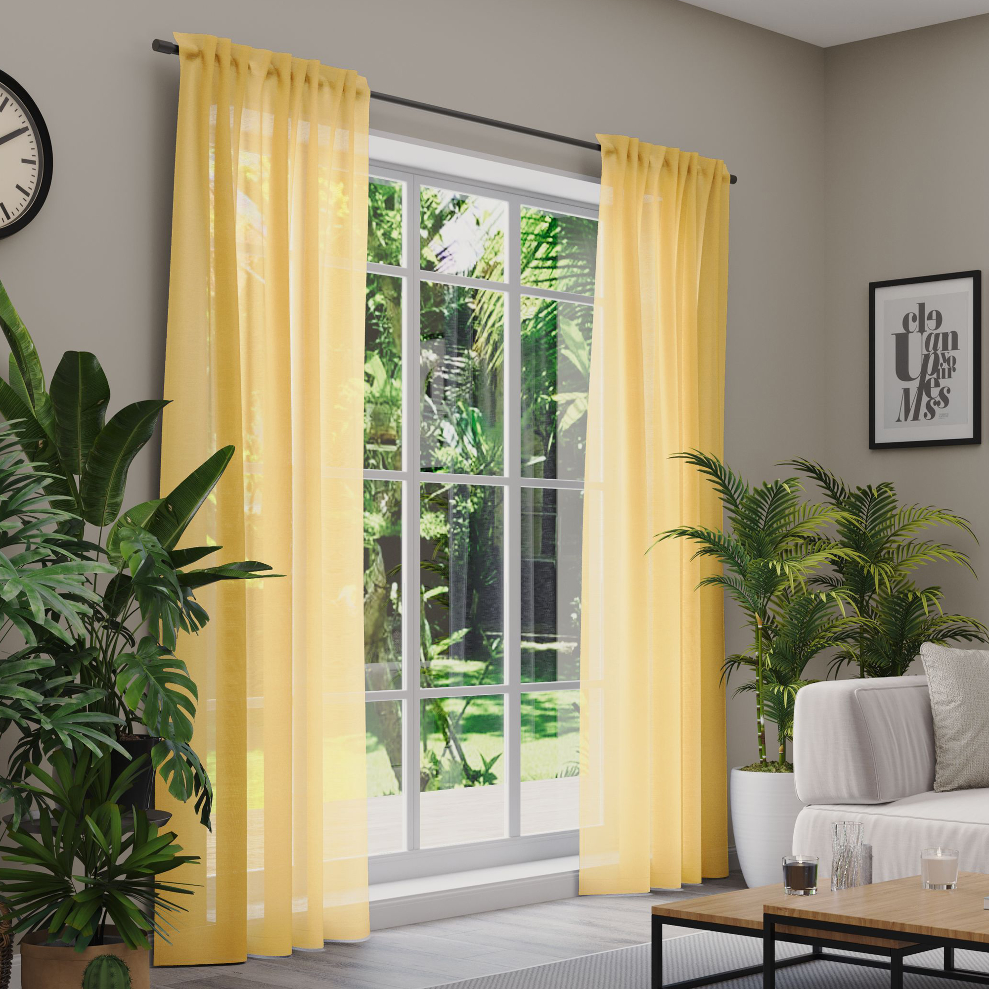 Gardinen an einem Fenster in einem Wohnzimmer mit Pflanzen und Möbeln