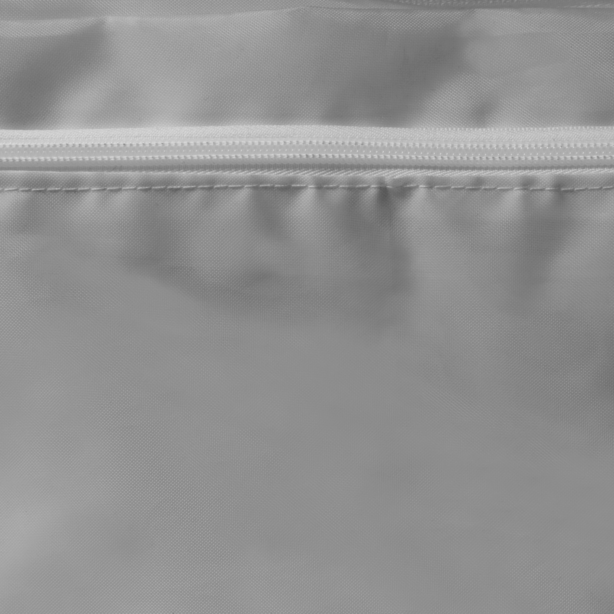 Reißverschluss auf glattem Stoff, Detailansicht