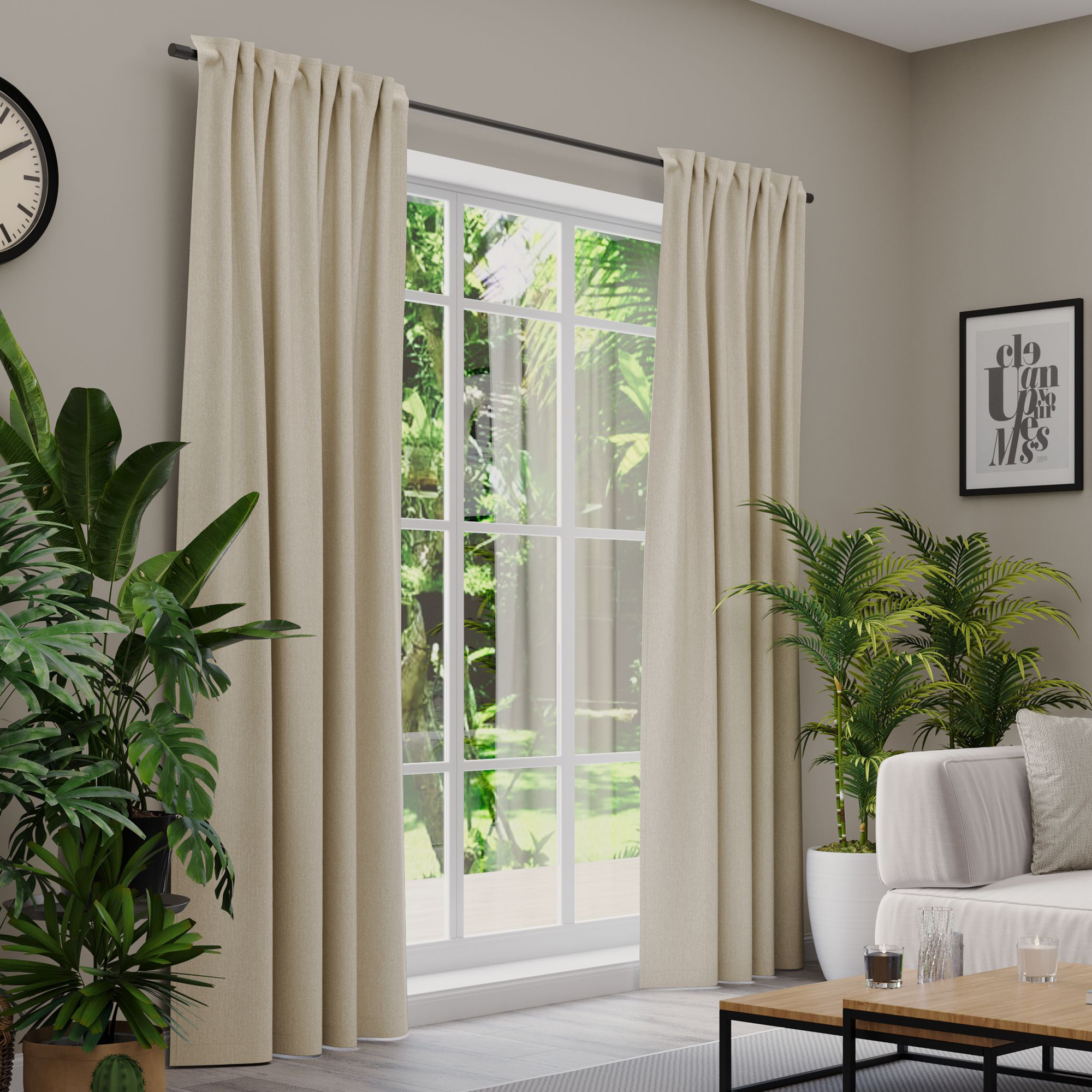 Gardinen an einem Fenster in einem Wohnzimmer mit Pflanzen und Möbeln