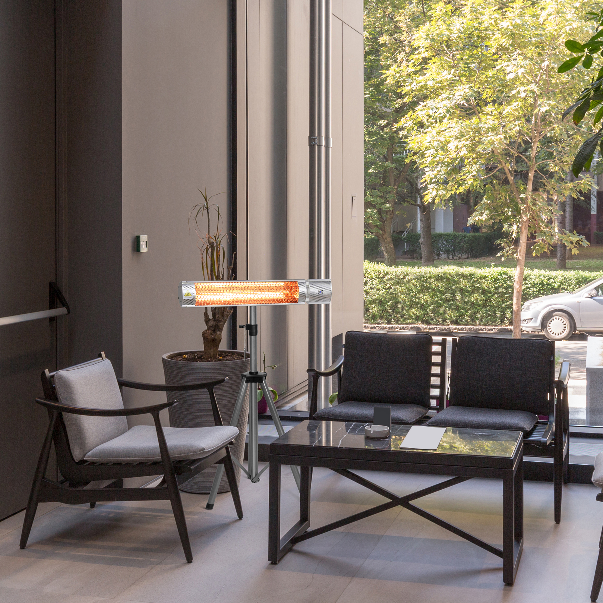 Dreibeinständer mit Infrarotstrahler in modernem Innenraum neben Sitzgruppe und Tisch