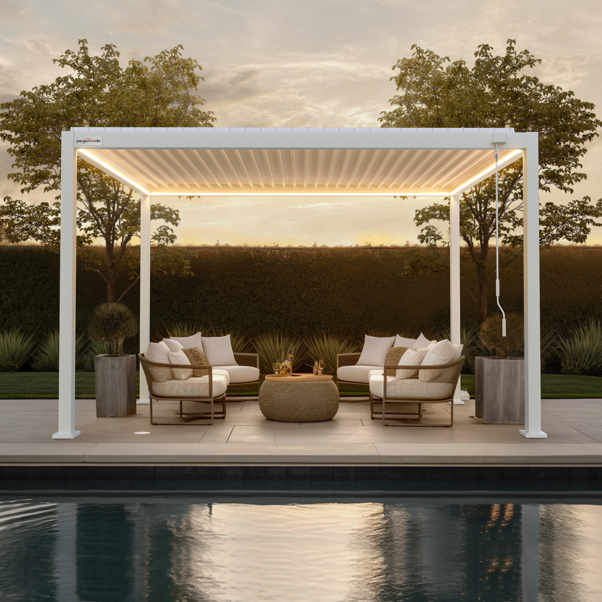 LED-Lichterset an Pergola mit Lamellendach über Sitzbereich im Freien