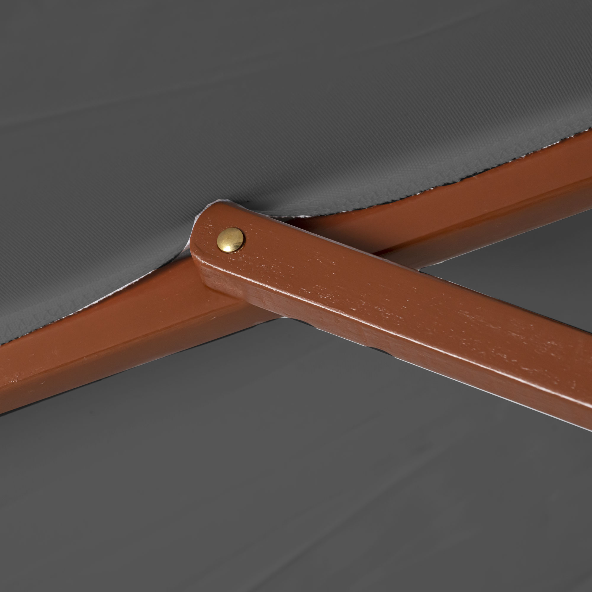 slider_image_39dc1448e6454bbebc98e0f6a024fca4 Nahaufnahme eines knickbaren Holz-Sonnenschirms mit sichtbarem Gelenk und Stoffbespannung