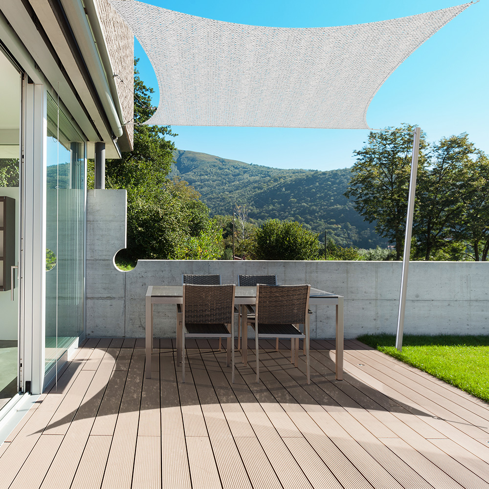 Terrasse mit Tisch, Stühlen und Sonnensegel im Freien