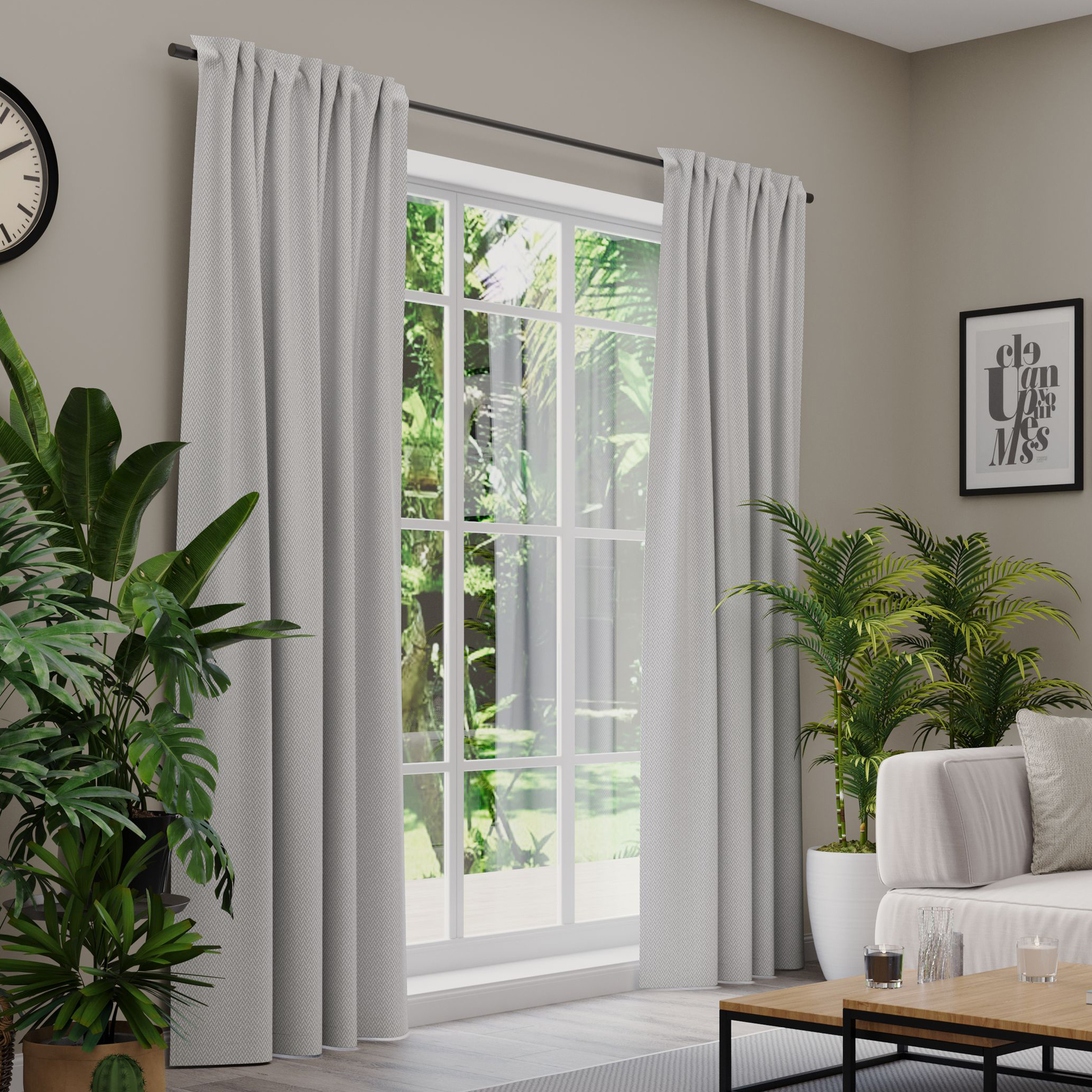 Gardinen an einem Fenster in einem Wohnzimmer mit Pflanzen und Möbeln