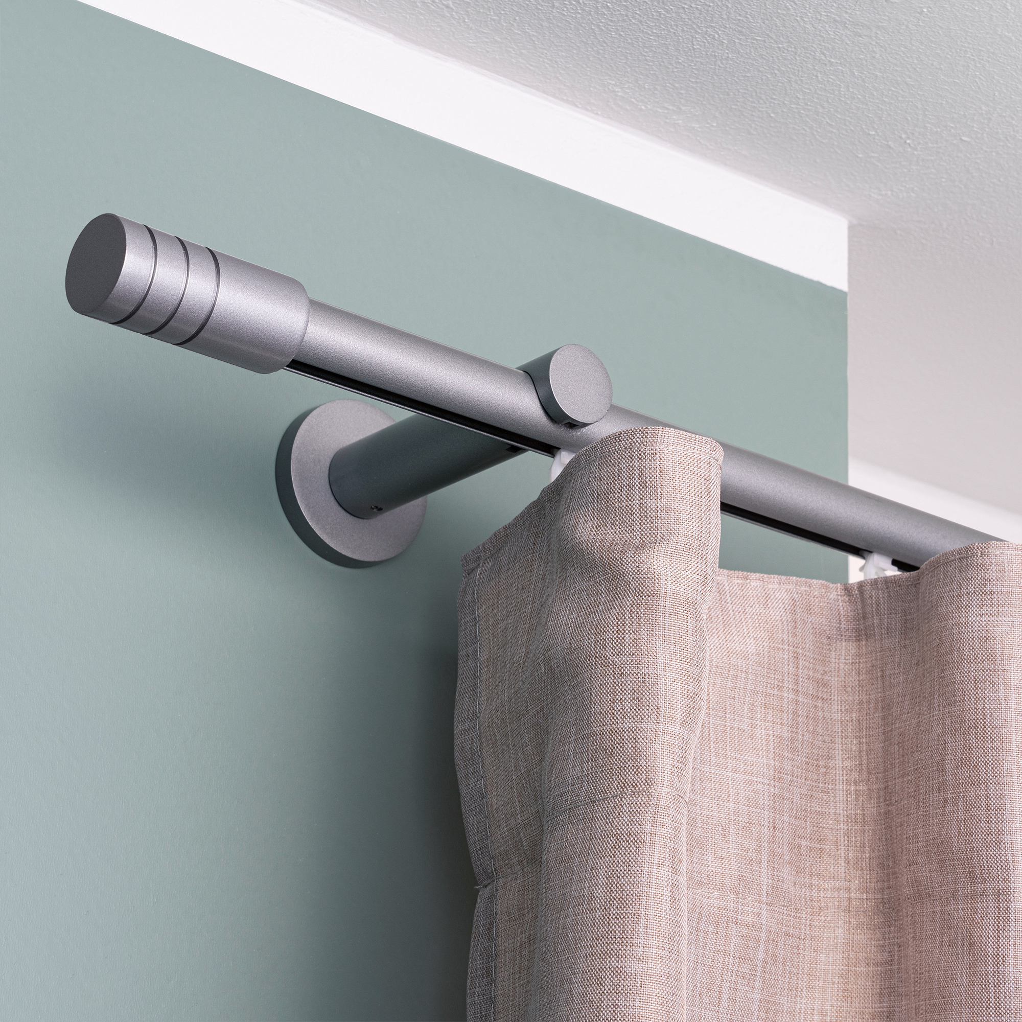 Gardinenstange Set mit Innenlauf und montiertem Vorhang an der Wand