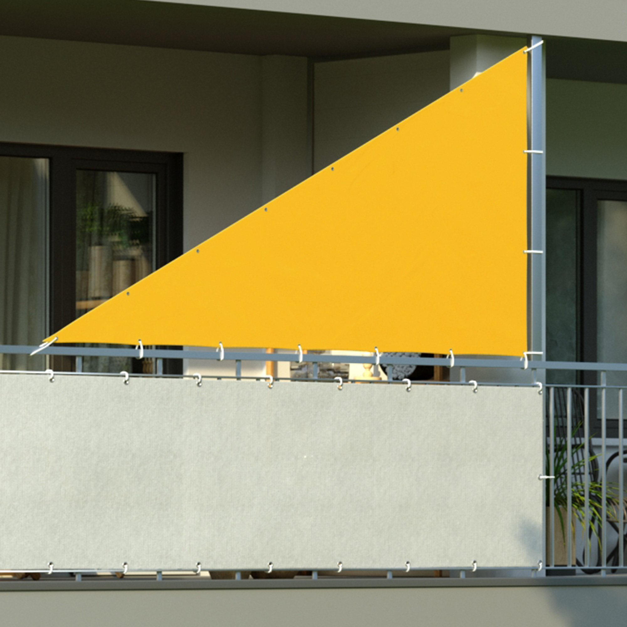 Individuelle Sicht- und Sonnenschutzlösung auf Balkon montiert
