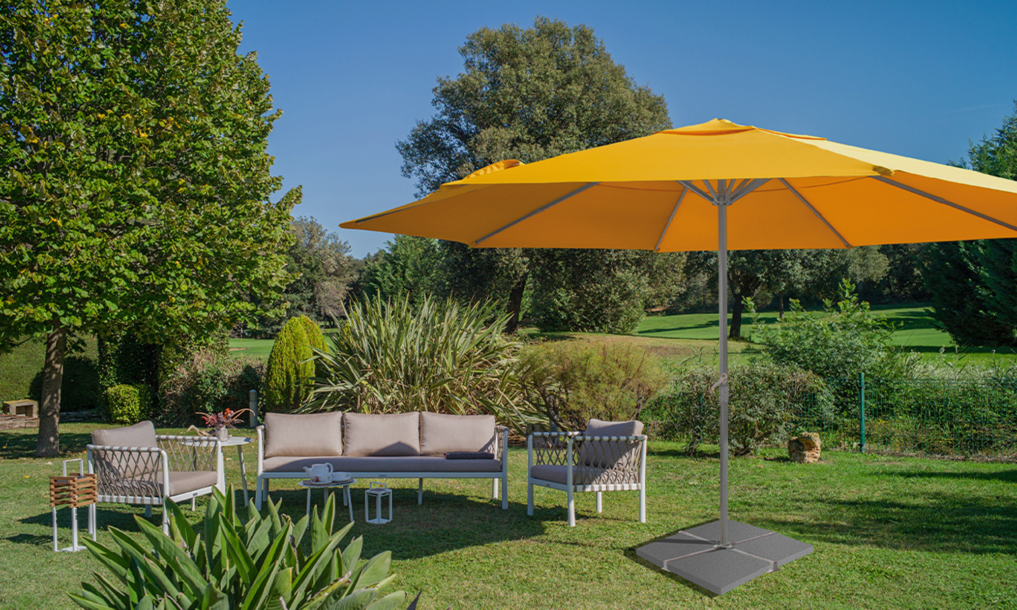 slider_image_aaae6f9ef1db47d7b89c897103300df1 LED-Beleuchtung unter einem Sonnenschirm im Gartenbereich mit Sitzmöbeln und Pflanzen