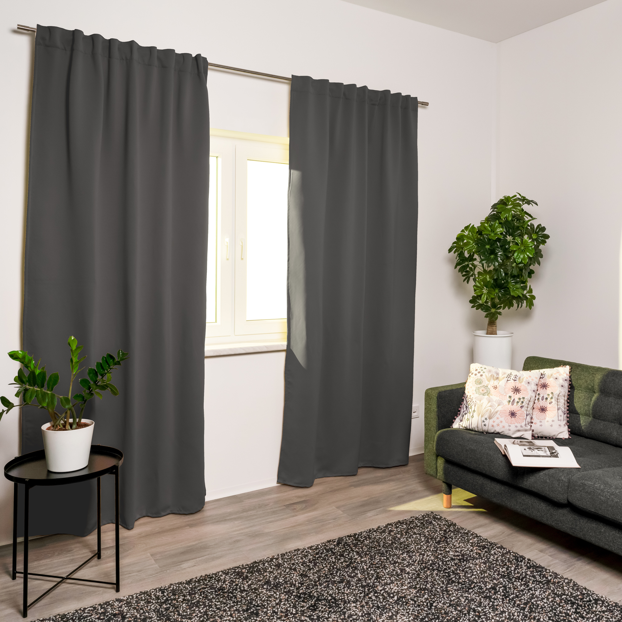 slider_image_0192282dd184715bb6580c045c56aa17 Akustik-Vorhang mit Kombiband vor Fenster in modernem Wohnzimmer mit Pflanzen und Sofa