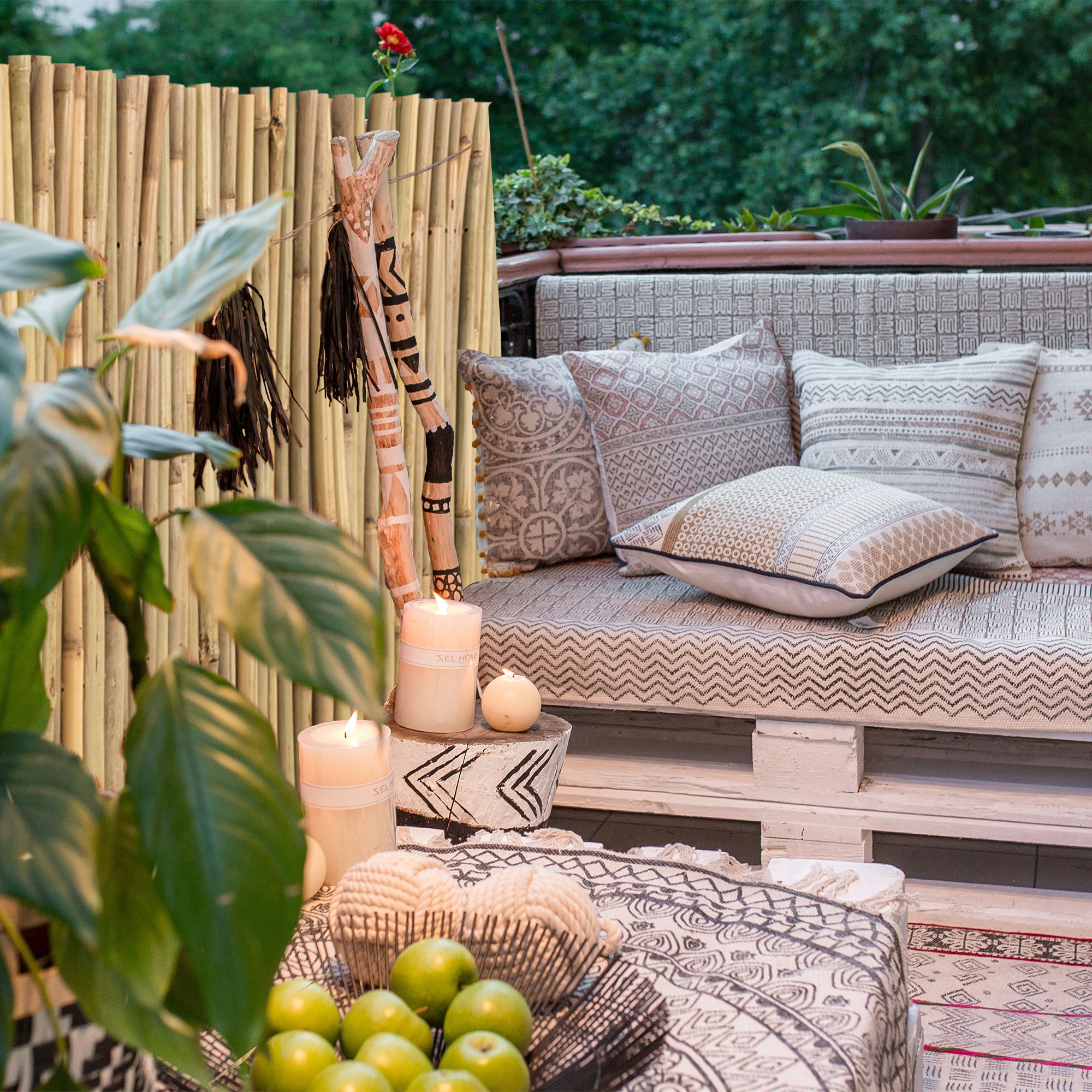 Bambus-Sichtschutzmatte auf Terrasse mit Sitzbereich und Dekorationen im Freien