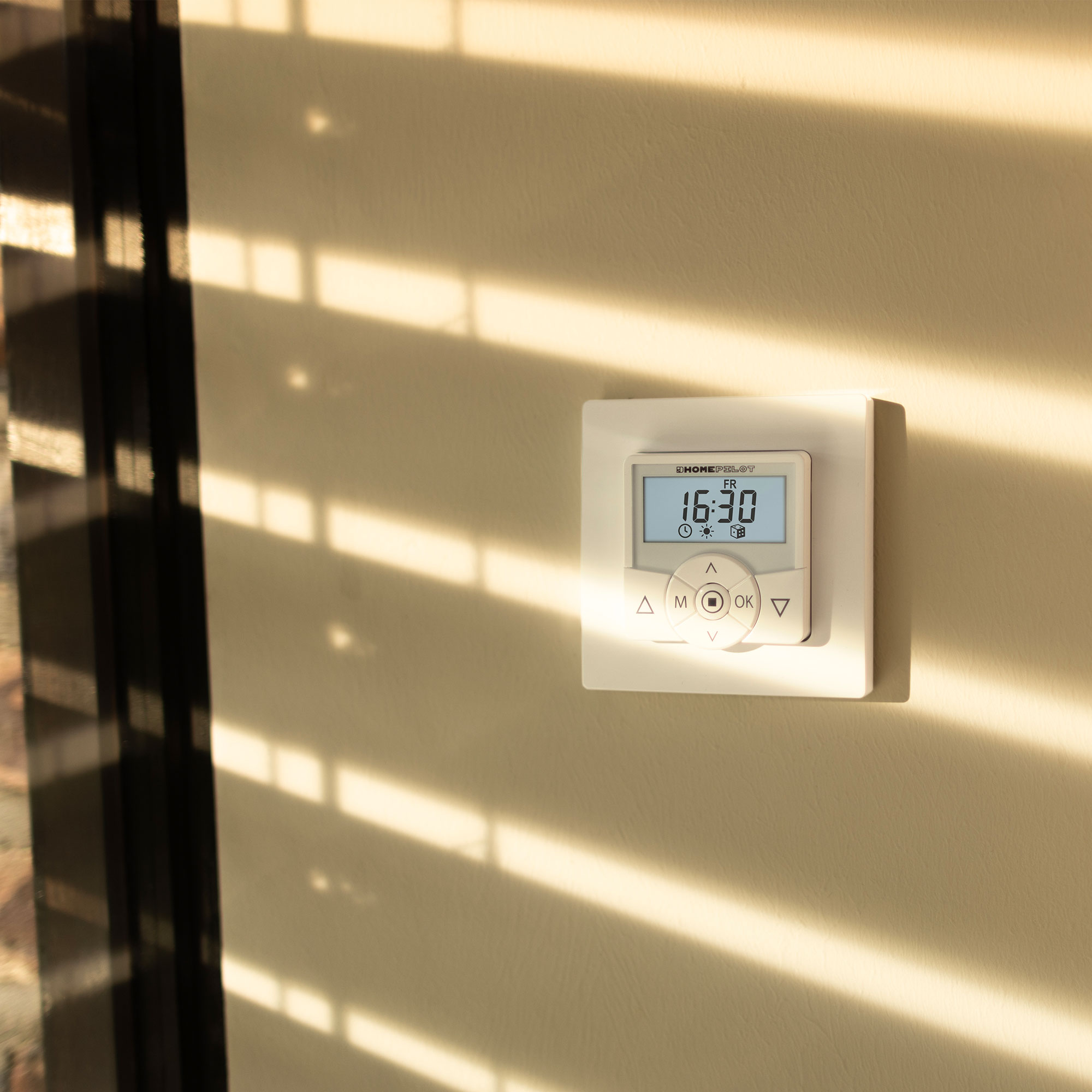 slider_image_0192756dc68c73839d70bc3539e93ae5 Digitale Zeitschaltuhr an der Wand mit Display und Bedientasten