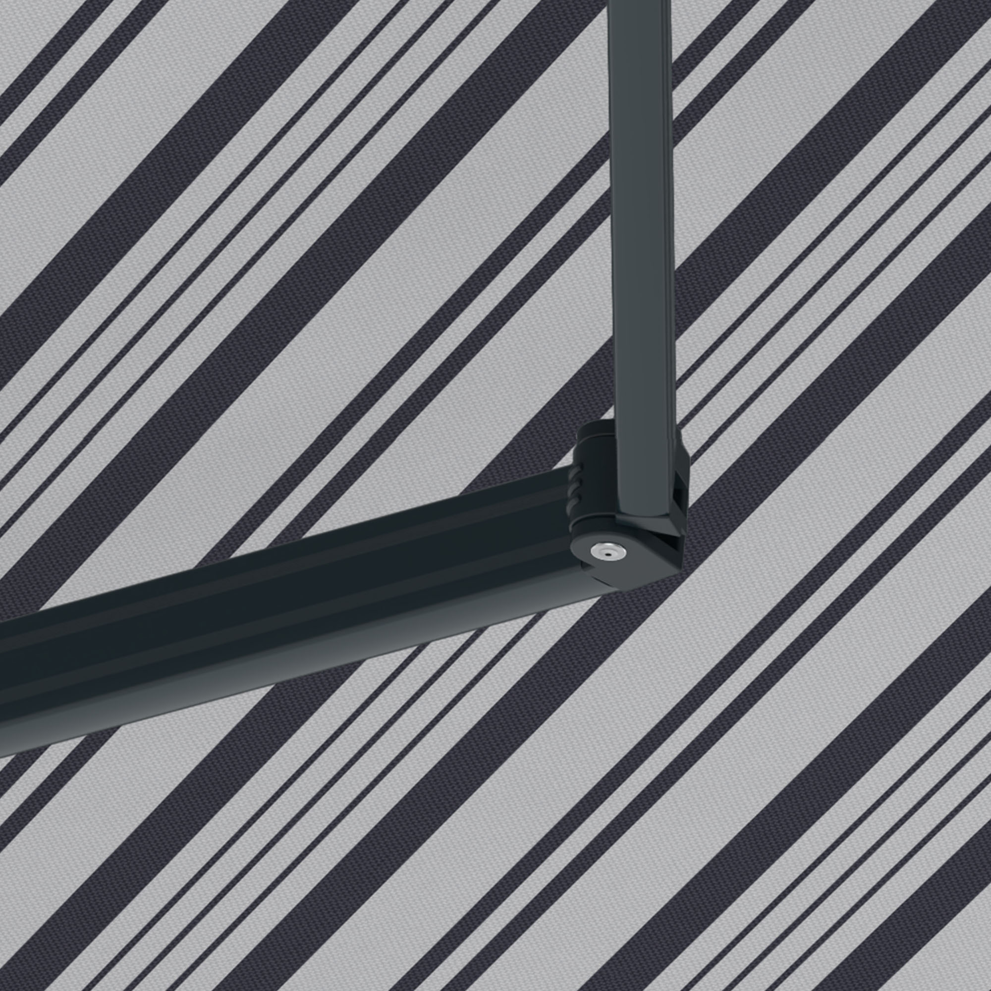 Kassettenmarkise mit Gelenkarm und gestreiftem Tuch im Hintergrund