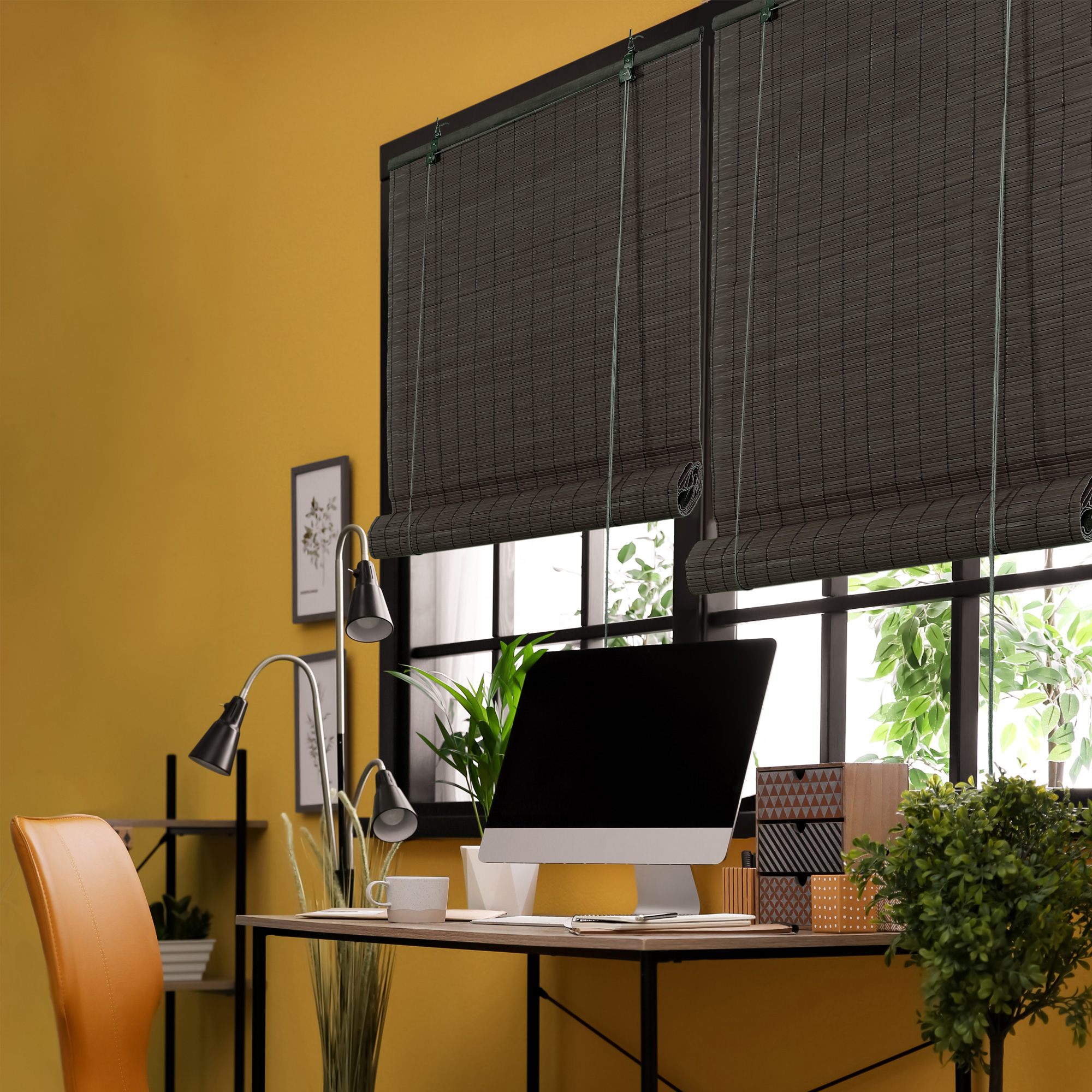 Arbeitsplatz mit Bambusrollos an Fenstern, Schreibtisch mit Computer und Pflanzen