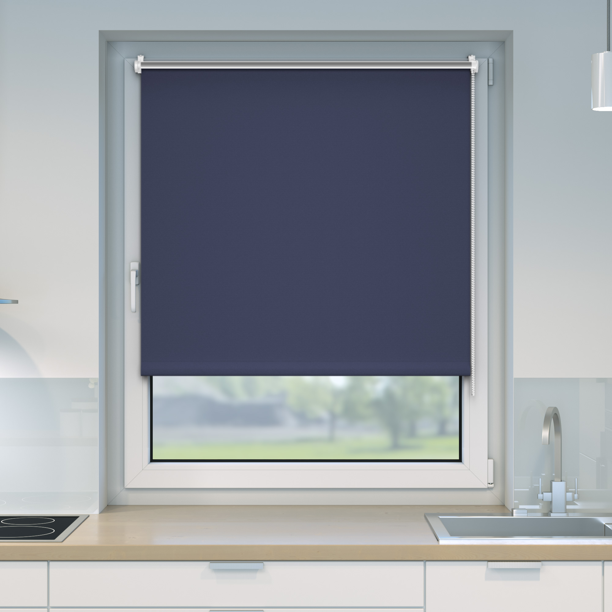 Verdunkelungsrollo an einem Fenster montiert, mit Kettenzug zur Lichtregulierung und Isolierung