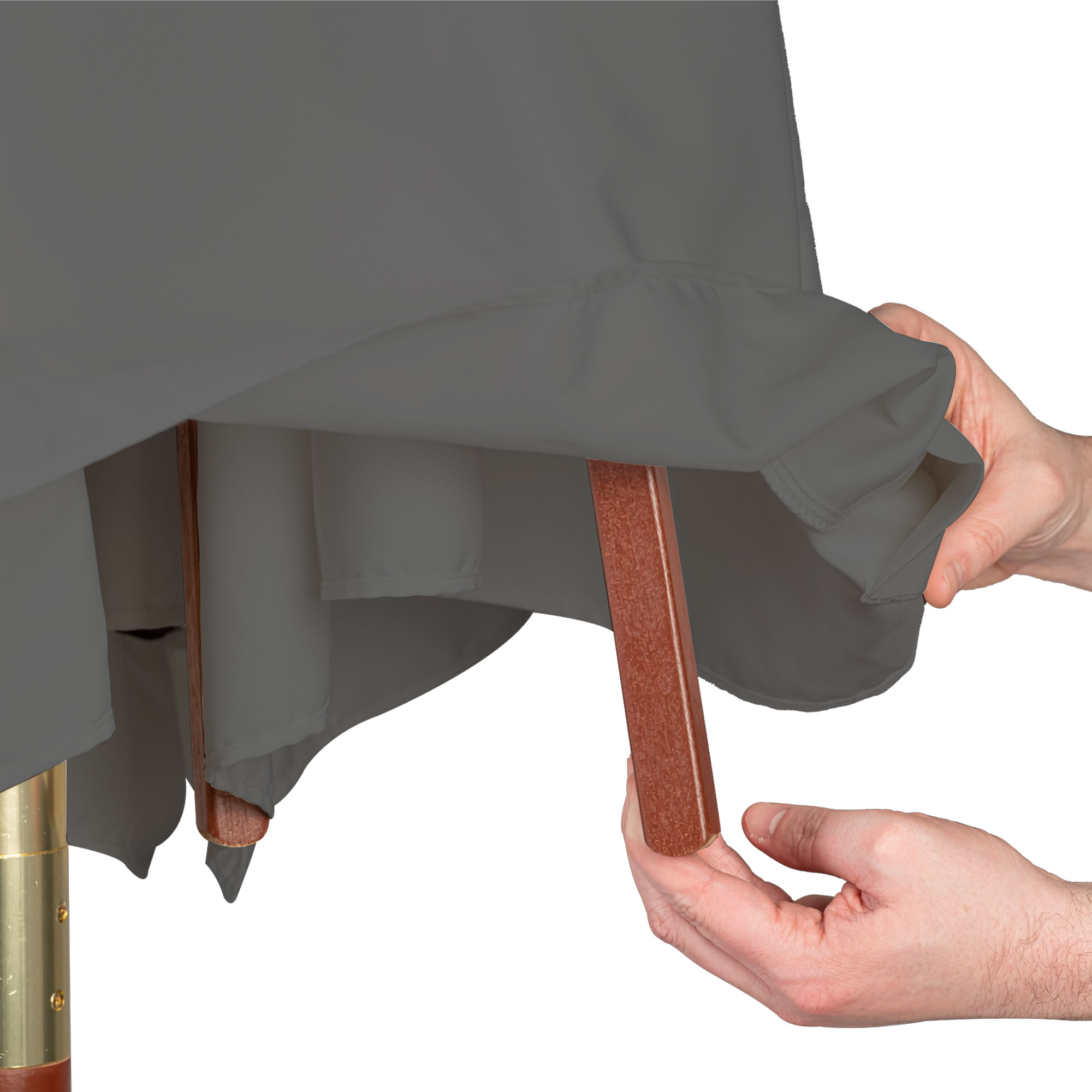 Sonnenschirmbespannung auf Holzrahmen mit Händen zur Befestigung