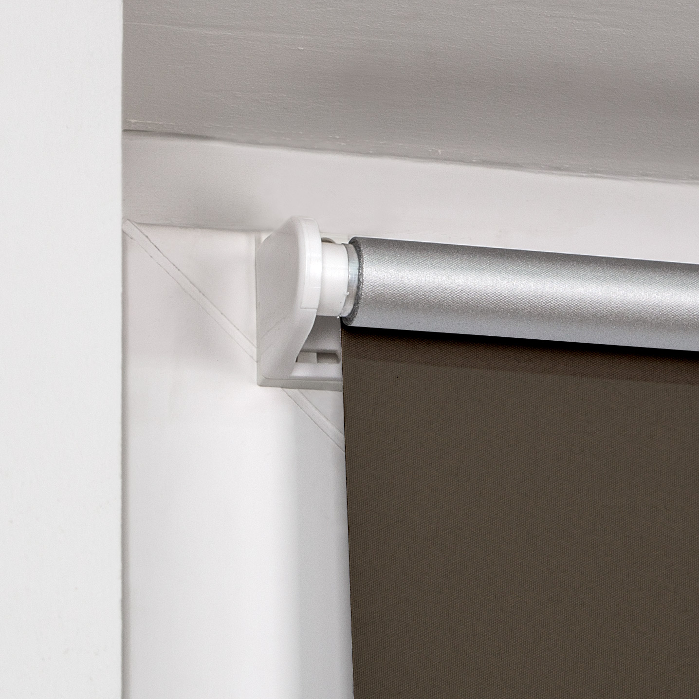 Rollosystem an der Wand montiert, zeigt Halterung und teilweise abgerolltes Material