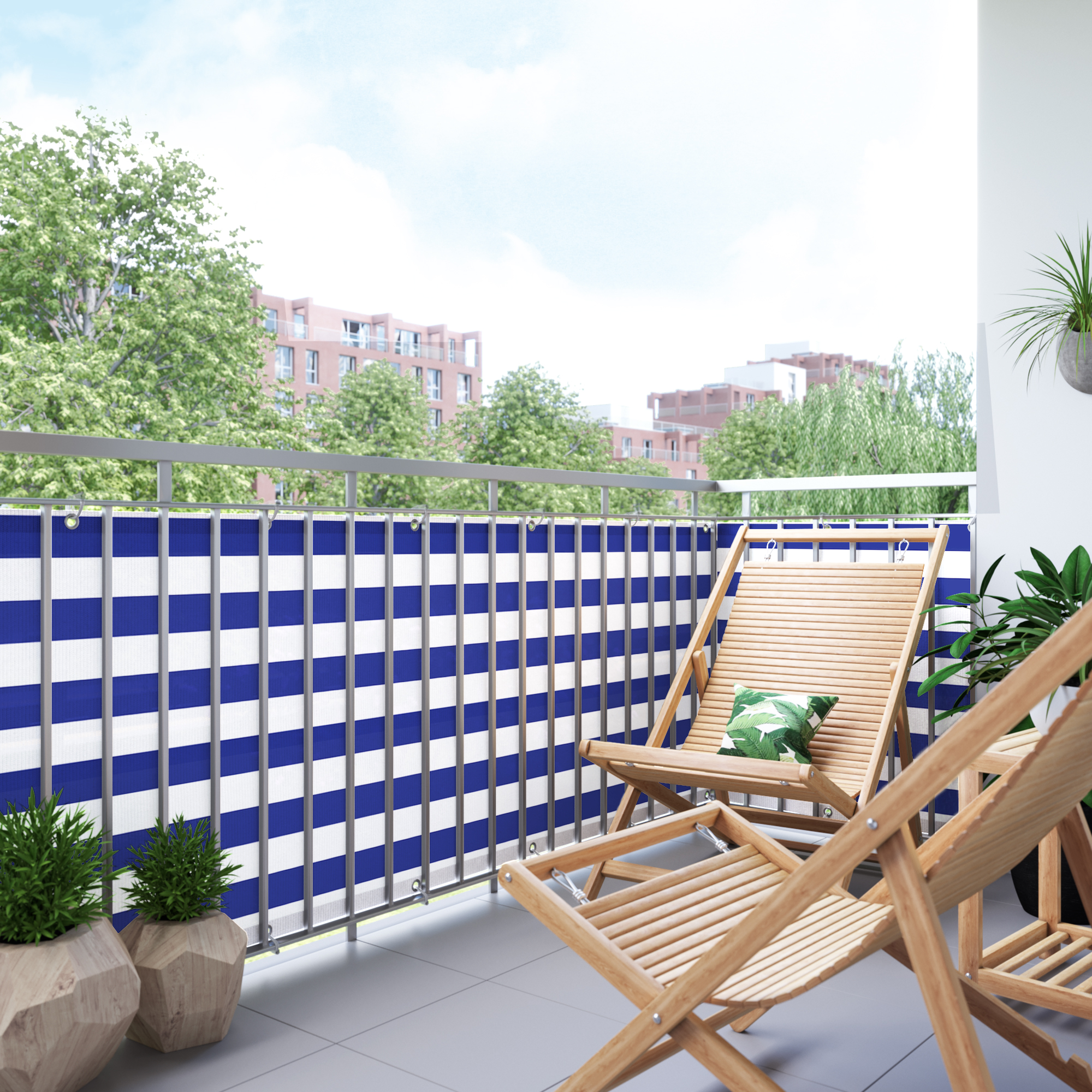 Balkon mit Bespannung aus atmungsaktivem Material, umgeben von Pflanzen und Stühlen