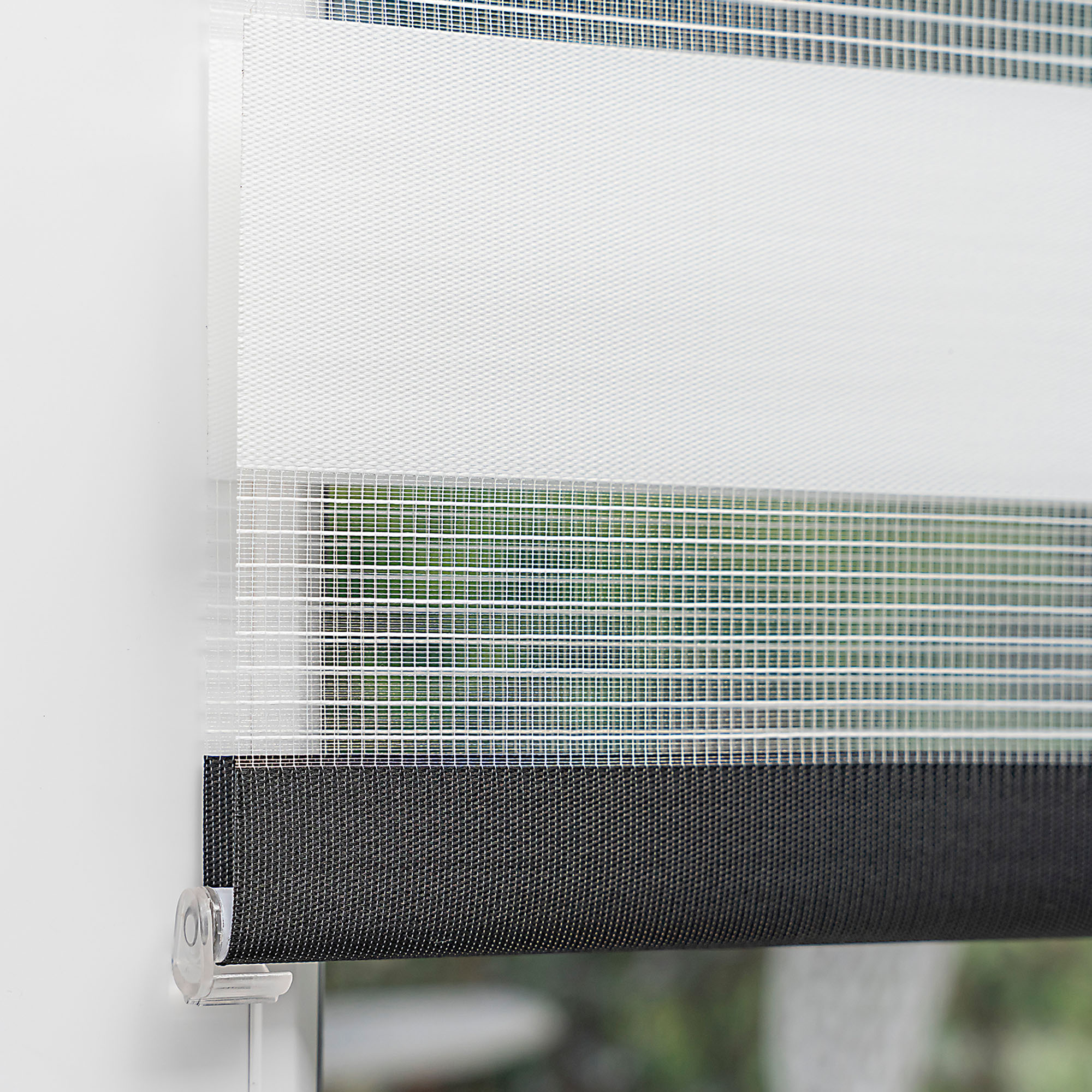 Klemmfix Doppelrollo an einem Fenster montiert, zeigt abwechselnde Streifen für Lichtregulierung