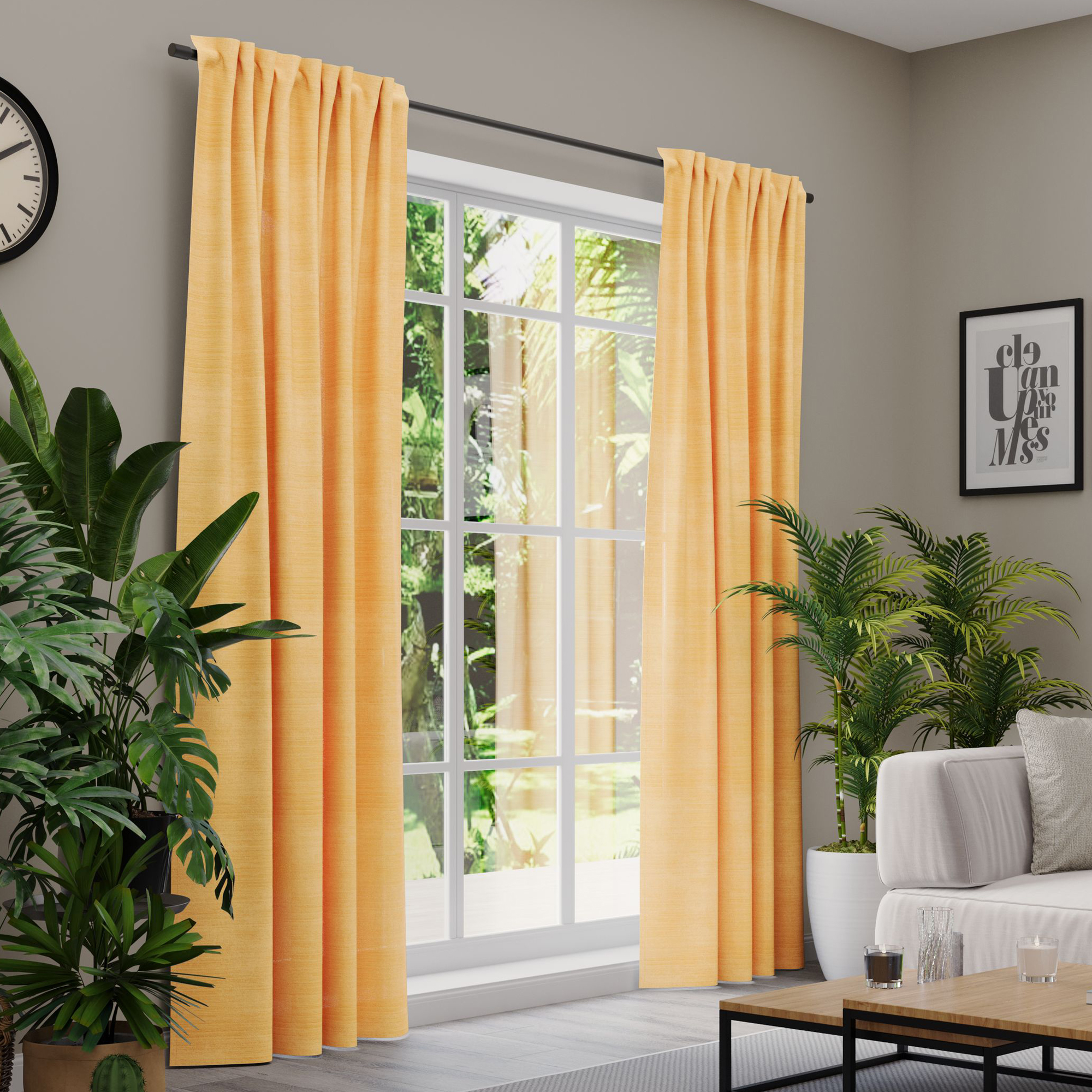 Gardinen an einem Fenster in einem Wohnzimmer mit Pflanzen und Möbeln