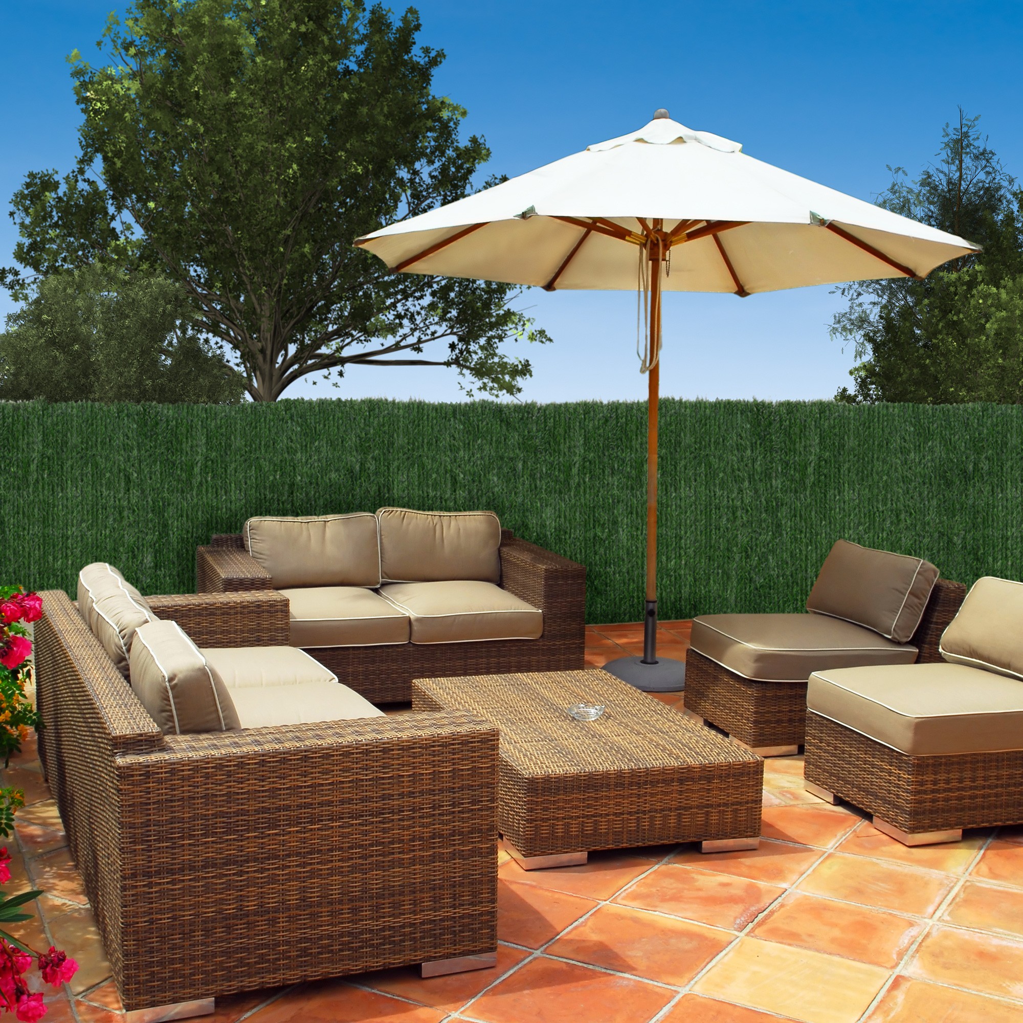 slider_image_269aea5754d24141aad61f217709626b Terrasse mit Möbeln und künstlicher Hecke als Sichtschutz im Hintergrund