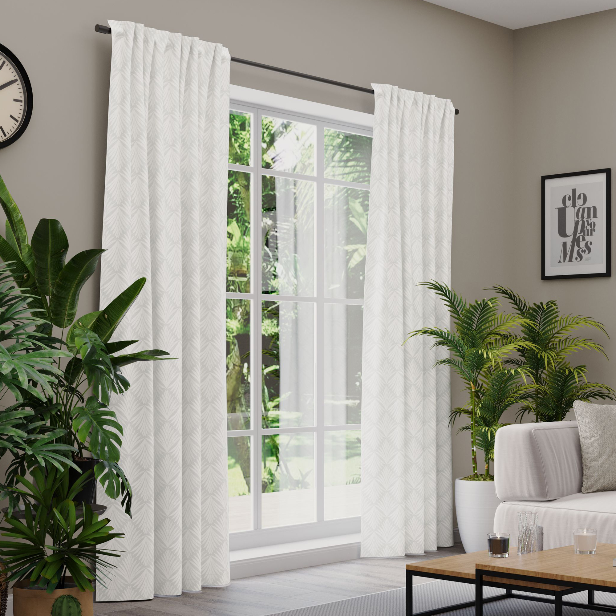 Gardinen an einem Fenster in einem Wohnzimmer mit Pflanzen und Möbeln