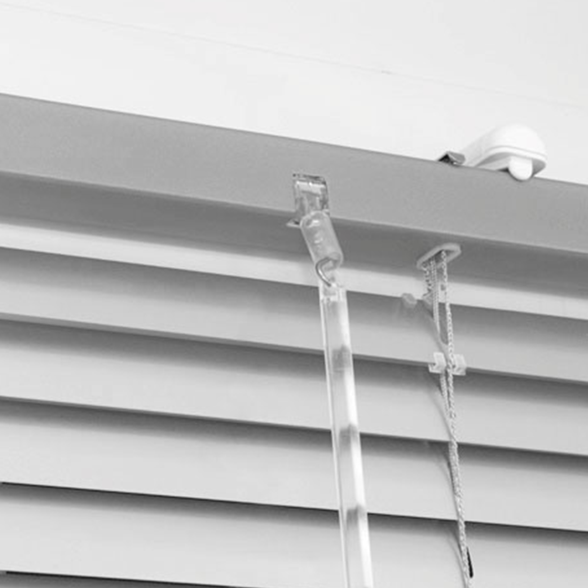 slider_image_0e55db62ebcf4c83996b1013a4c690ca Aluminium Jalousie mit verstellbaren Lamellen und Zugkette zur Lichtregulierung