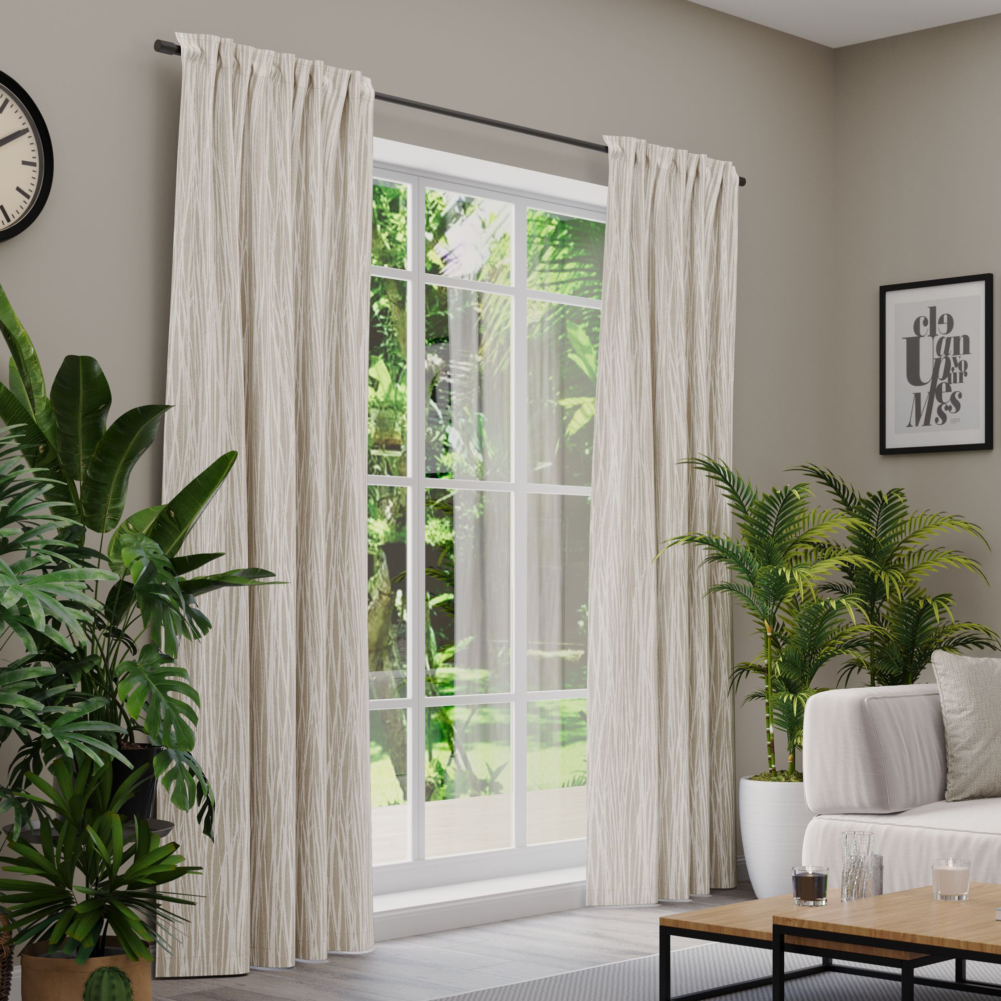 Gardinen an einem Fenster in einem Wohnzimmer mit Pflanzen und Möbeln