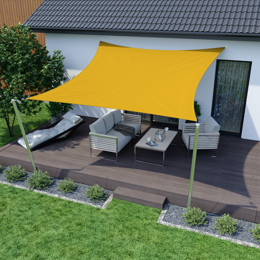 Dreieckiges Sonnensegel über Terrasse mit Sitzgruppe und Tisch