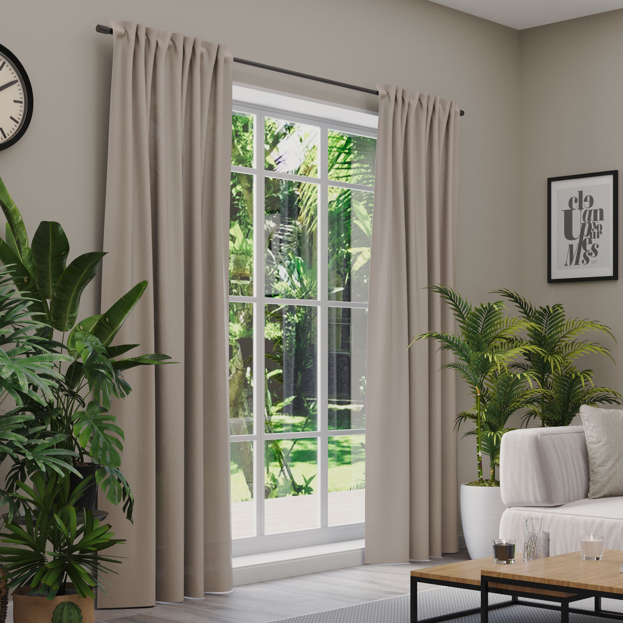 Gardinen an einem Fenster in einem Wohnzimmer mit Pflanzen und Möbeln