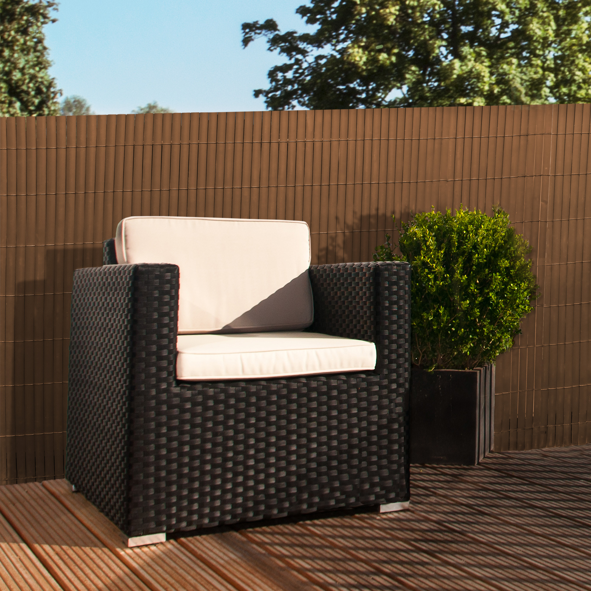 slider_image_c05087b4d7a44002be97b88634b26422 Sichtschutzmatte aus PVC auf Terrasse mit Sessel und Pflanze im Hintergrund