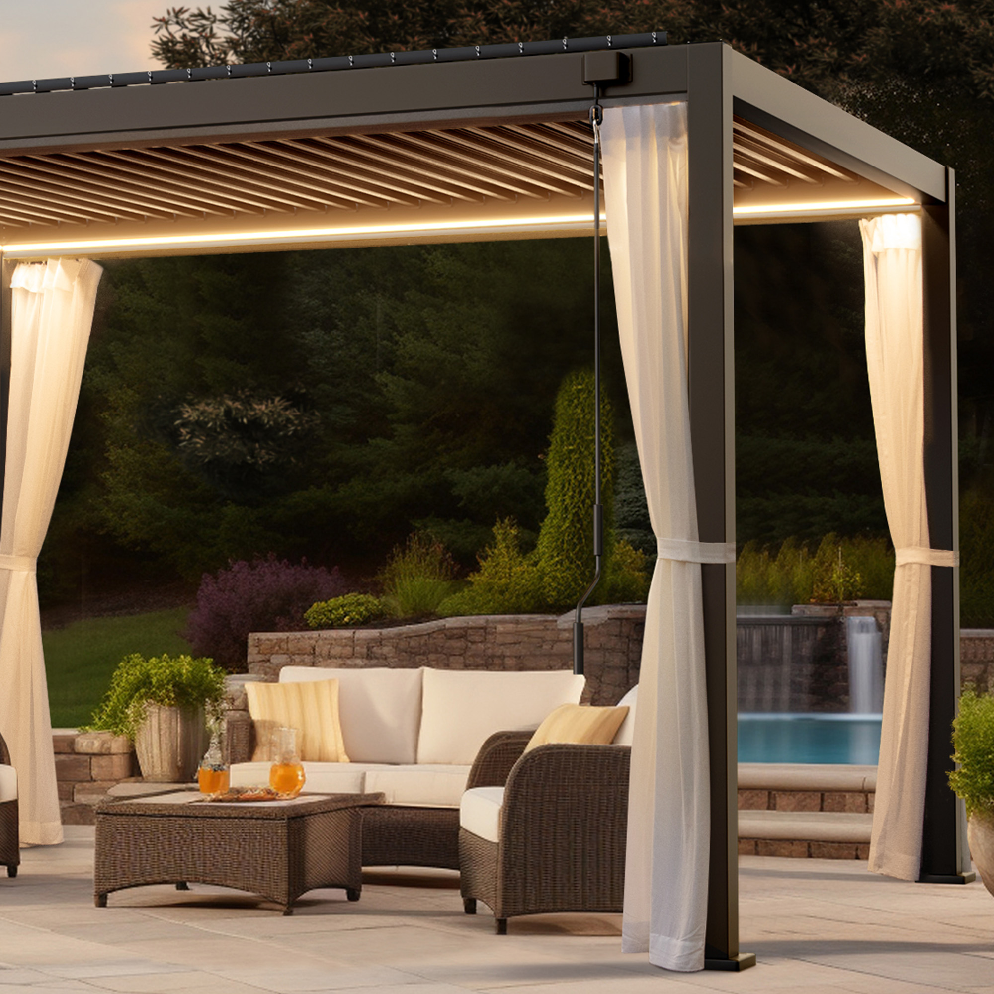 Pergola mit verstellbarem Lamellendach und Vorhängen in einem Gartenbereich