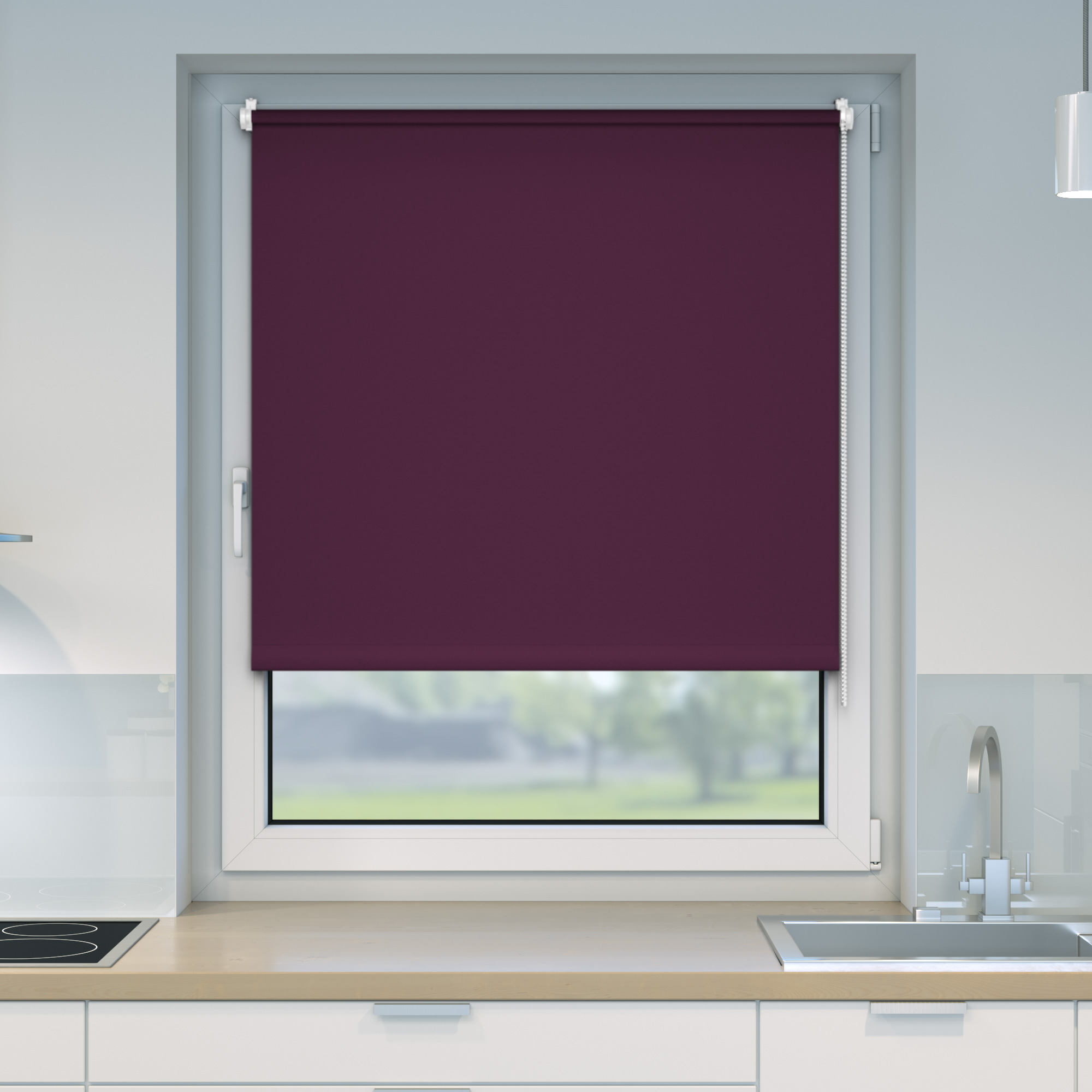 Verdunkelungsrollo an einem Fenster in einer Küche, mit Kette zum Hoch- und Runterziehen