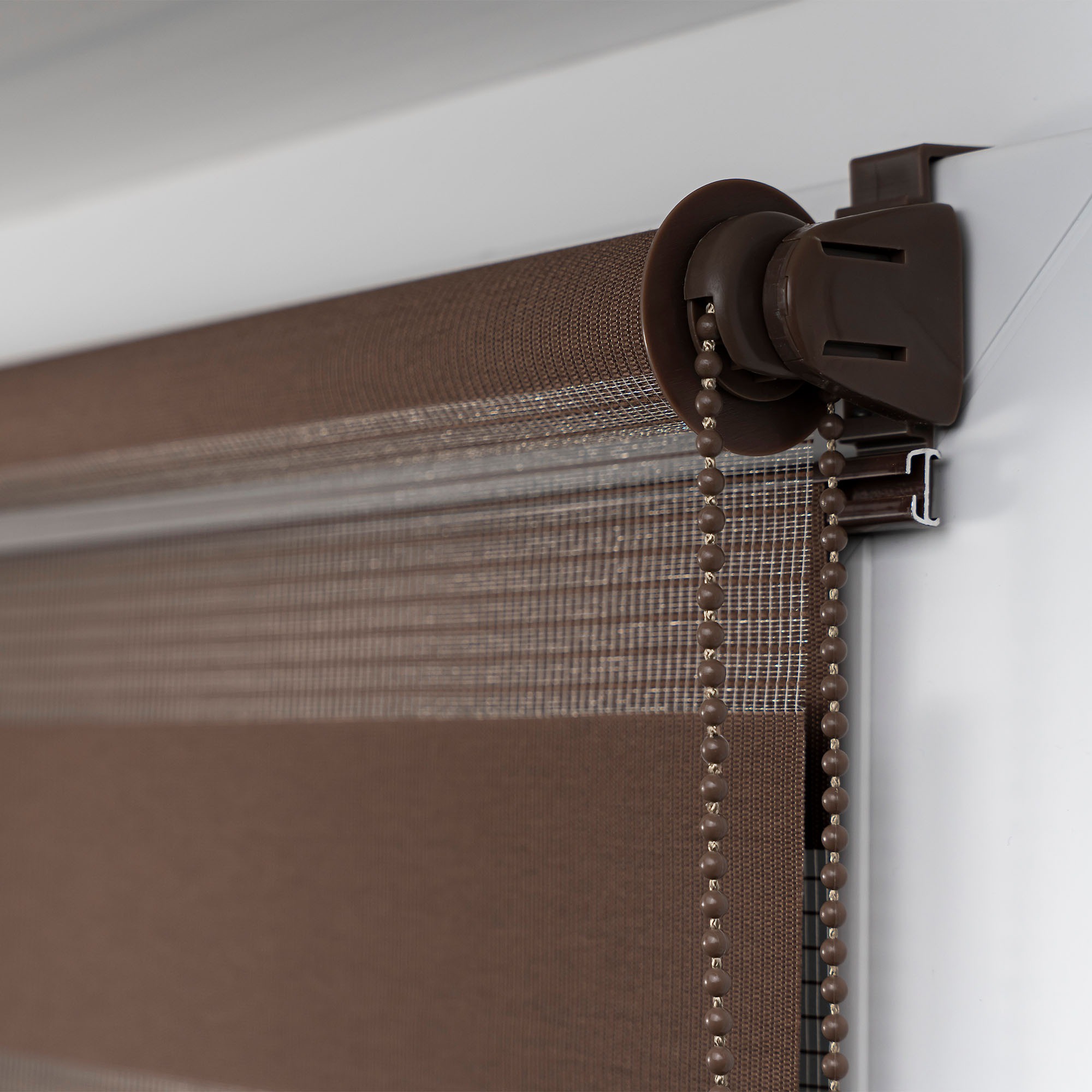 slider_image_a1abcb53ff69475abce463135ed92c4d Klemmfix Doppelrollo mit Kettenzug zur Lichtregulierung an einem Fensterrahmen montiert