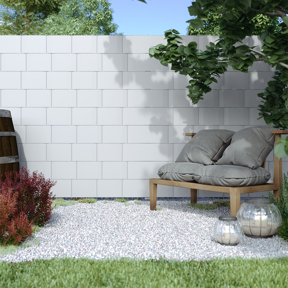 slider_image_529c290e0d1b4cd68cc0d9ba9afaa1e0 Sichtschutzstreifen aus PVC in einem Garten mit Sitzbereich und Pflanzen