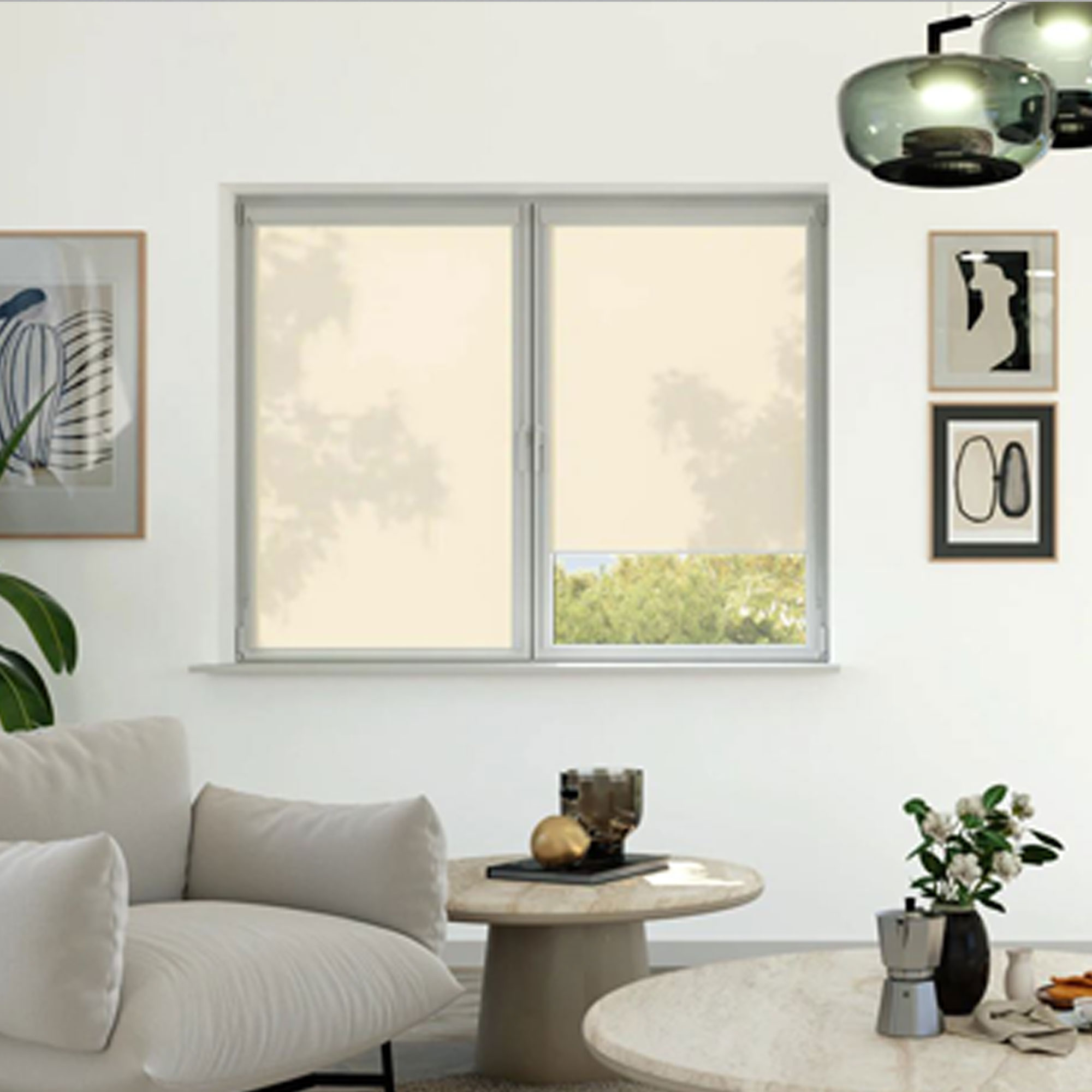 Rollo mit Kassette und Führungsschienen an Fenster in modernem Wohnzimmerumfeld