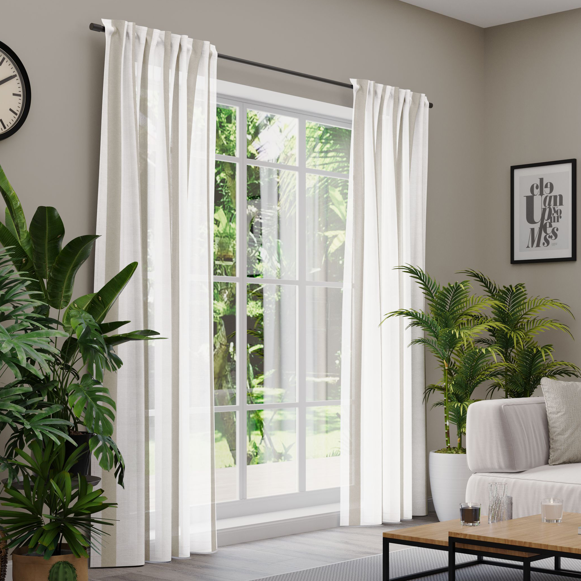 Gardinen an einem Fenster in einem Wohnzimmer mit Pflanzen und Möbeln