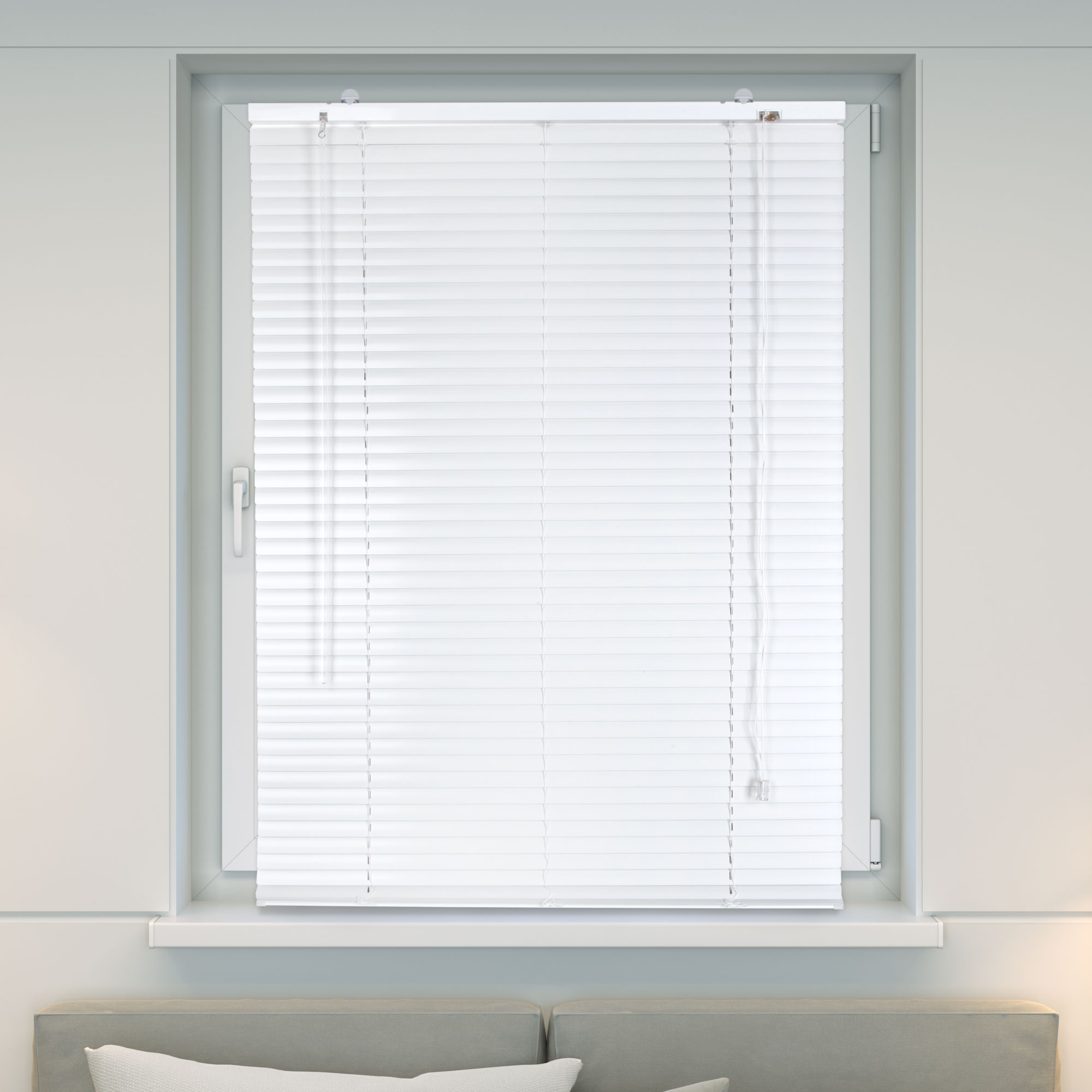 Fenster mit Jalousie, geschlossen, mit Bedienstab und Zugkette