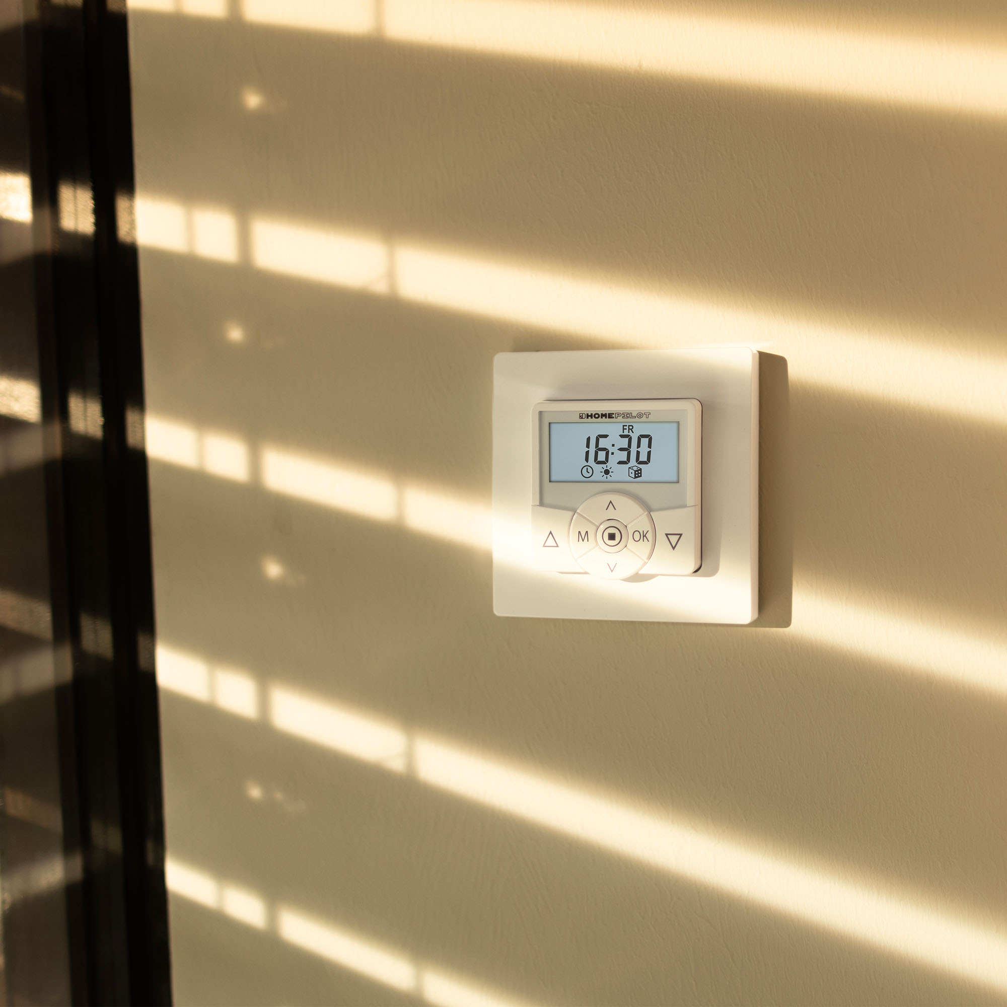 Digitale Zeitschaltuhr an der Wand mit Display und Bedientasten