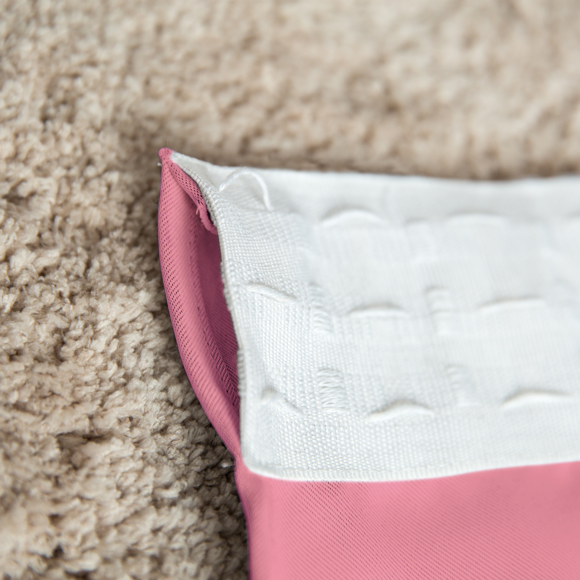 slider_image_a677197054de4ea390c6b6cbd6da8547 Nahaufnahme eines Vorhangs mit Kräuselband auf einem Teppichboden