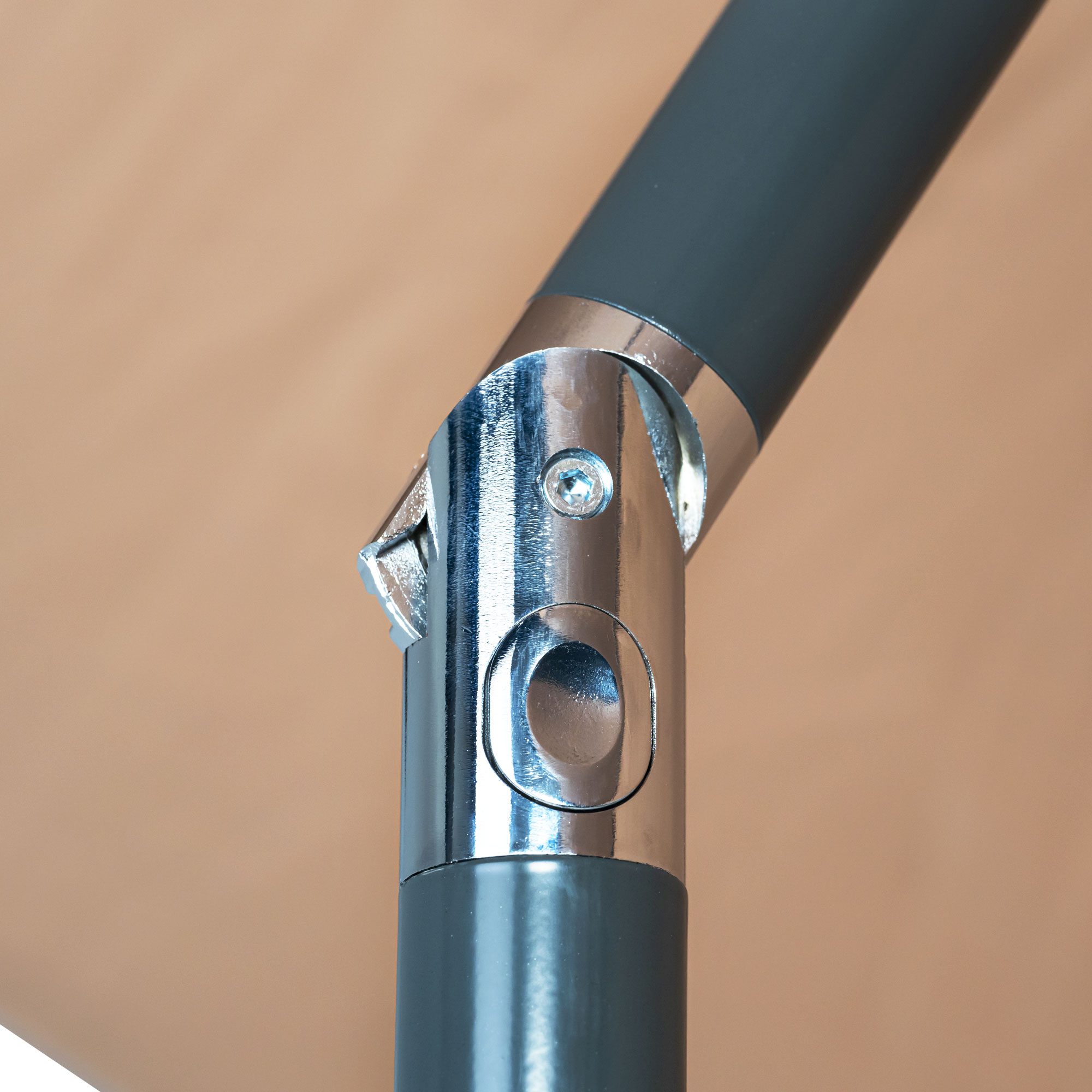 slider_image_e319436fb8174616893ffcb052e3960b Nahaufnahme eines knickbaren Sonnenschirmgelenks mit Metallverbindung