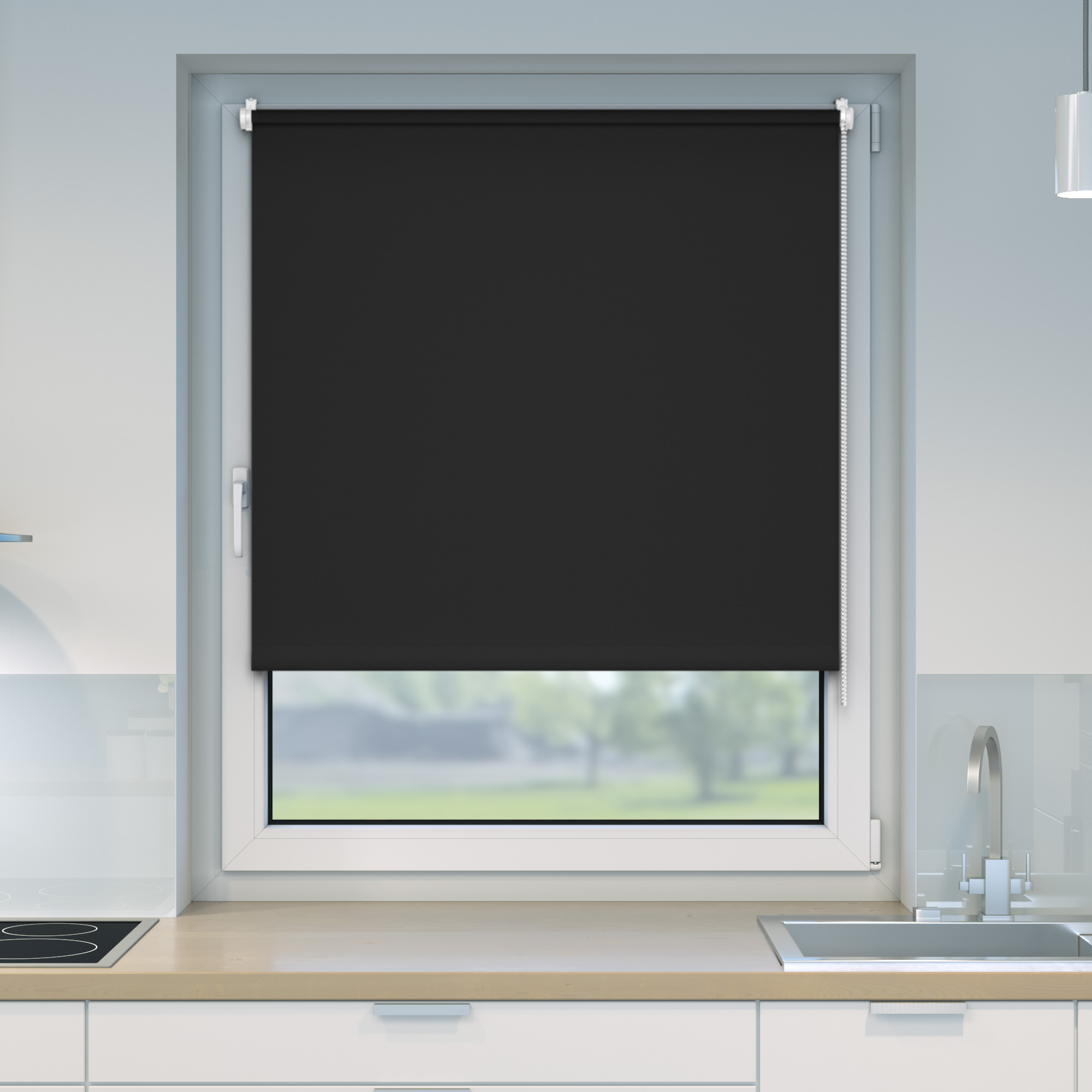 Verdunkelungsrollo an einem Fenster in einer Küche, mit Kette zum Hoch- und Runterziehen