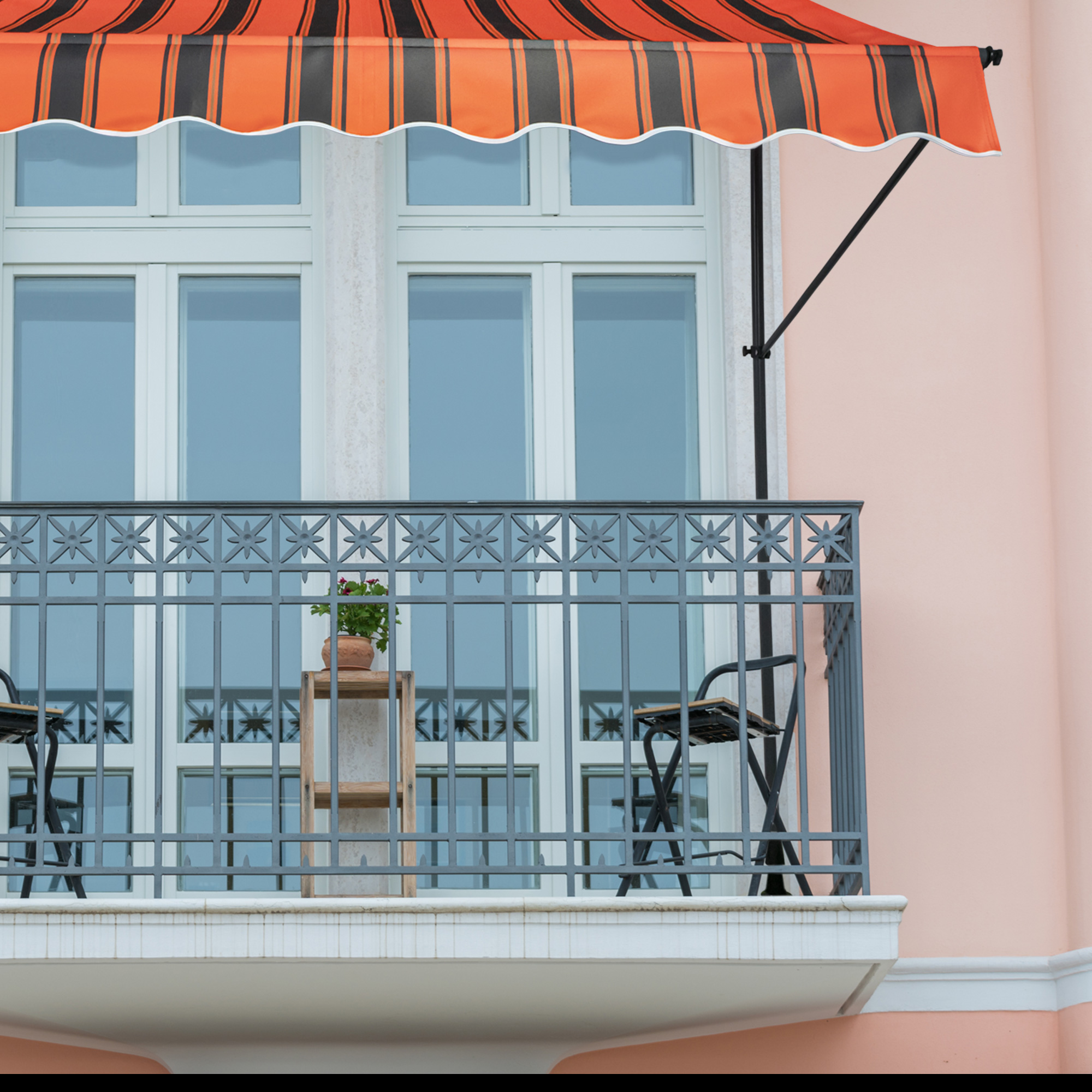Klemmmarkise über Balkon mit Tisch und Stühlen